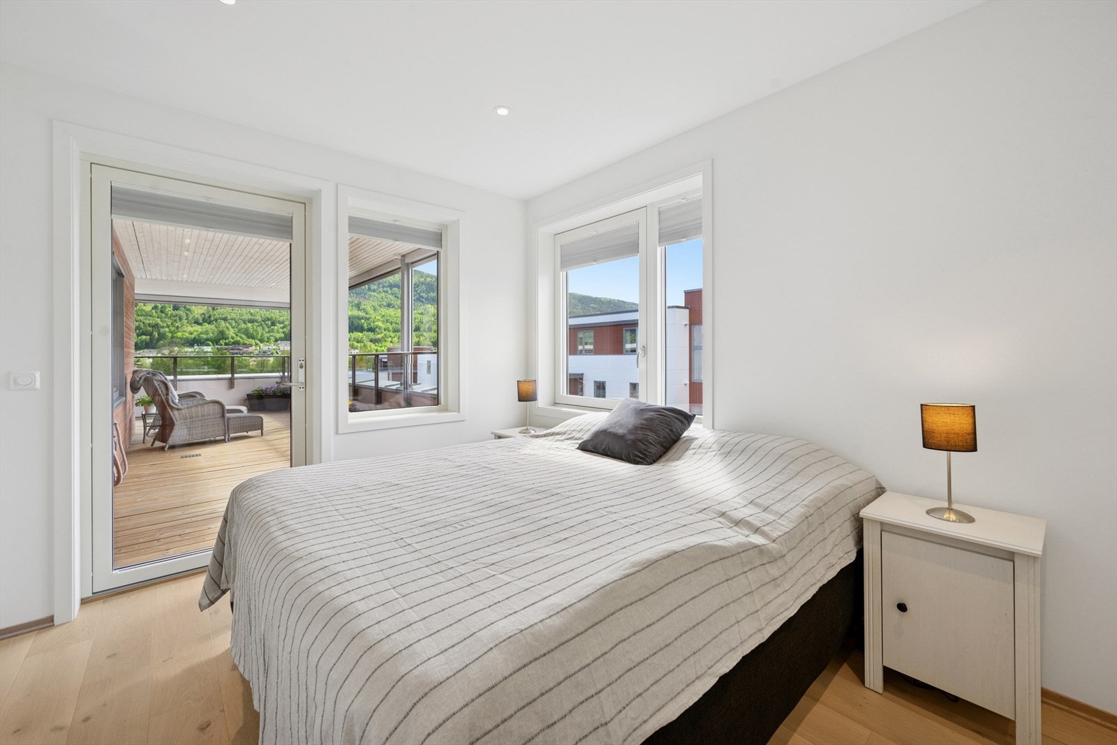 Hovedsoverom. Her kan du gå rett ut på balkongen fra soverommet og nyte en fin start på dagen. Galleribilde