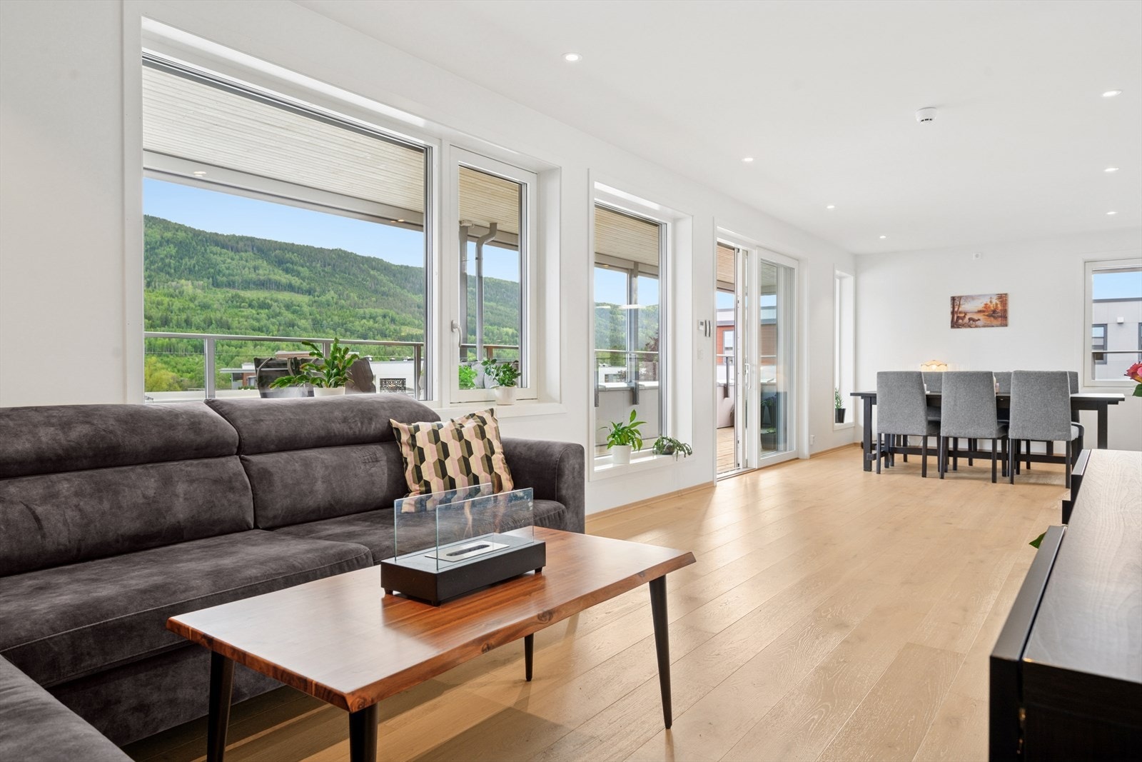 Stuen har store vindusflater som slipper inn godt med naturlig lys og gir rommet en lys og luftig følelse. Galleribilde