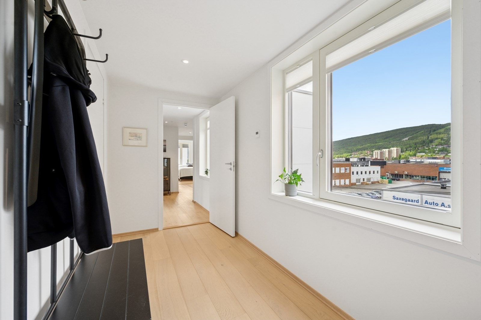 Entreen som ønsker deg velkommen inn har plass til å henge fra seg yttertøy og plassere fottøy. Galleribilde