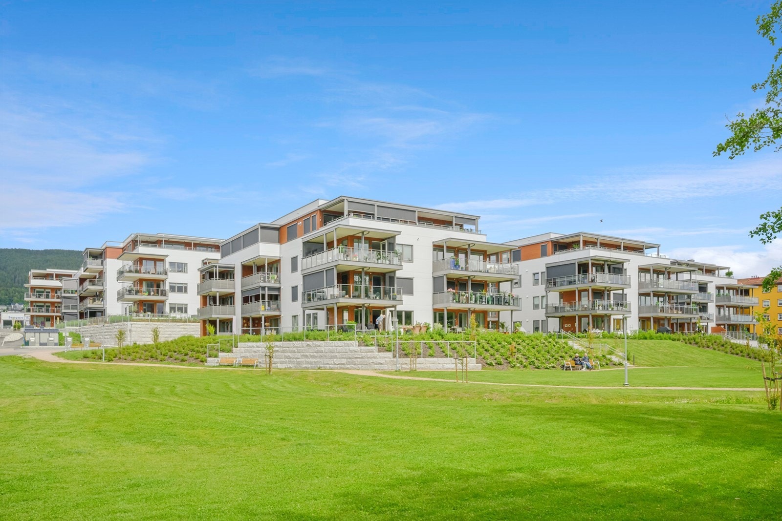 Utenfor blokken er det store luftige uteområder. Galleribilde