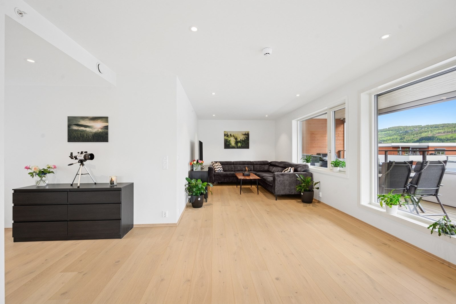 Stuen har store vindusflater som slipper inn godt med naturlig lys og gir rommet en lys og luftig følelse. Galleribilde