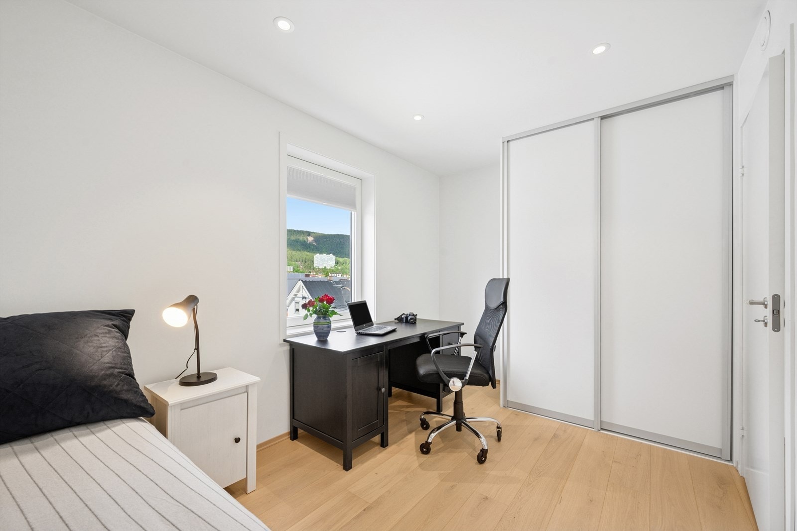 Soverom med plass til seng og garderobeløsning. Galleribilde