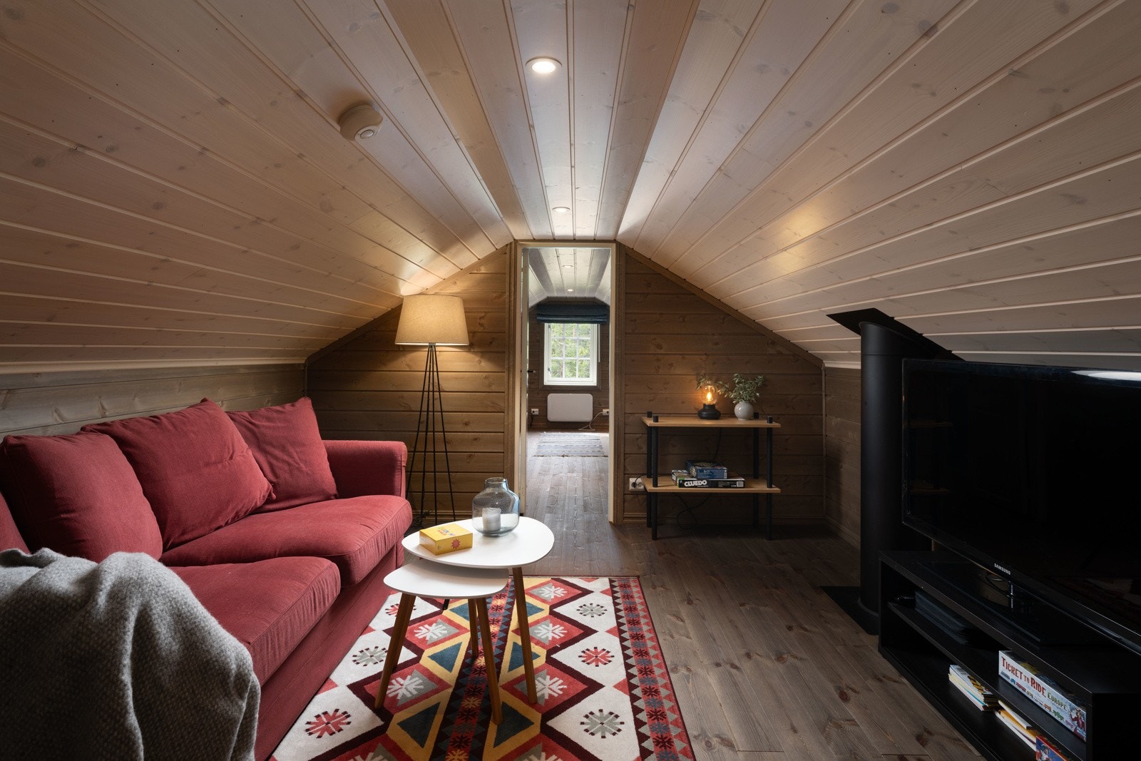 Opp trappen til hemsen kommer du rett inn i det som i dag brukes som en hemsstue. En ekstra stue passer perfekt når barna ønsker litt fri fra de voksne eller omvendt. Galleribilde