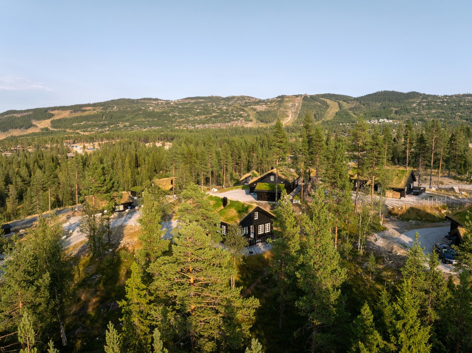 Hytten har god intern beliggenhet i Solgrende og kort avstand til alt Nesfjellet har å by på. Galleribilde