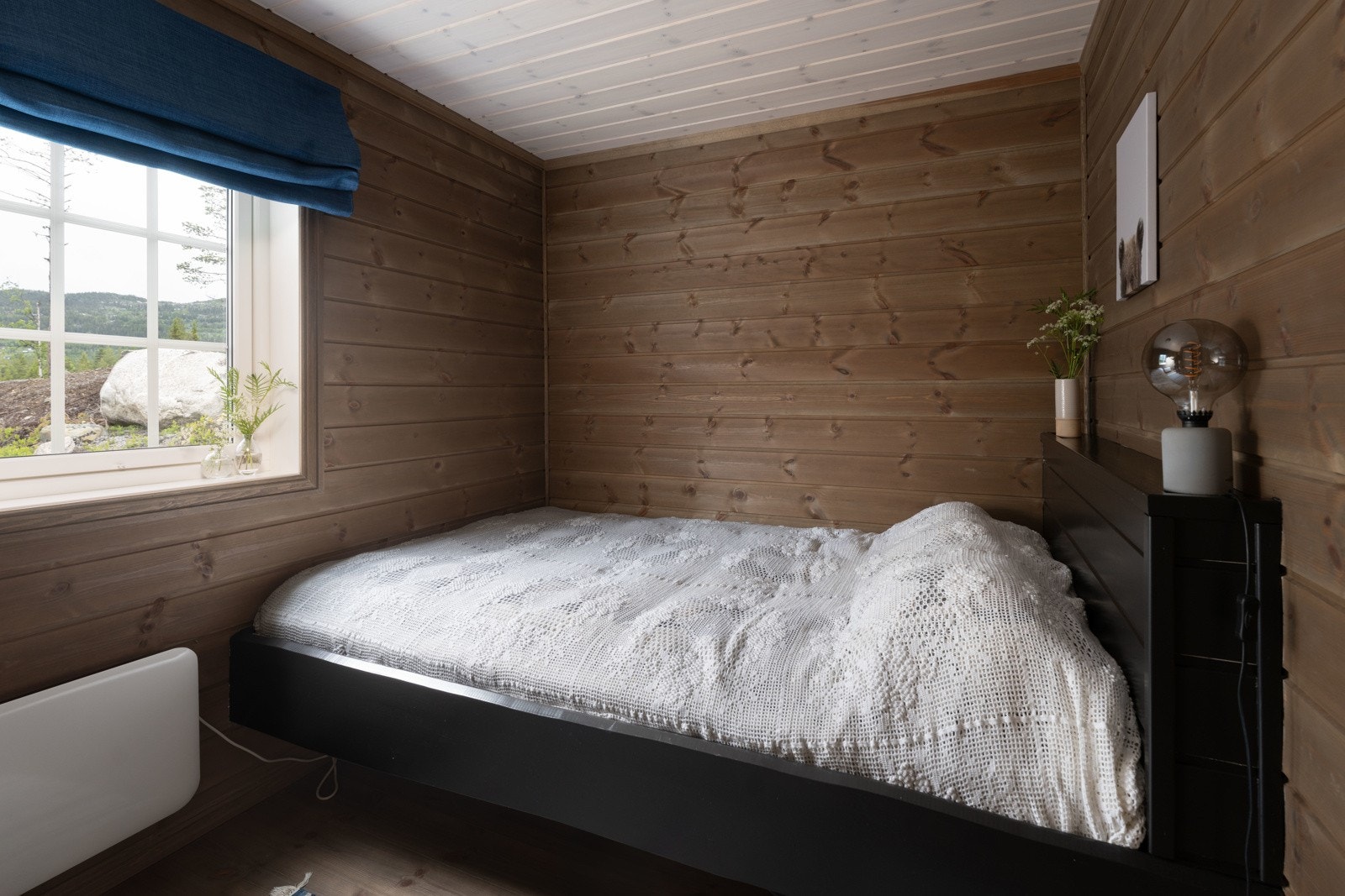 Soverom 2 med praktisk plassbygd dobbeltseng og lagringsplass under sengen. Galleribilde