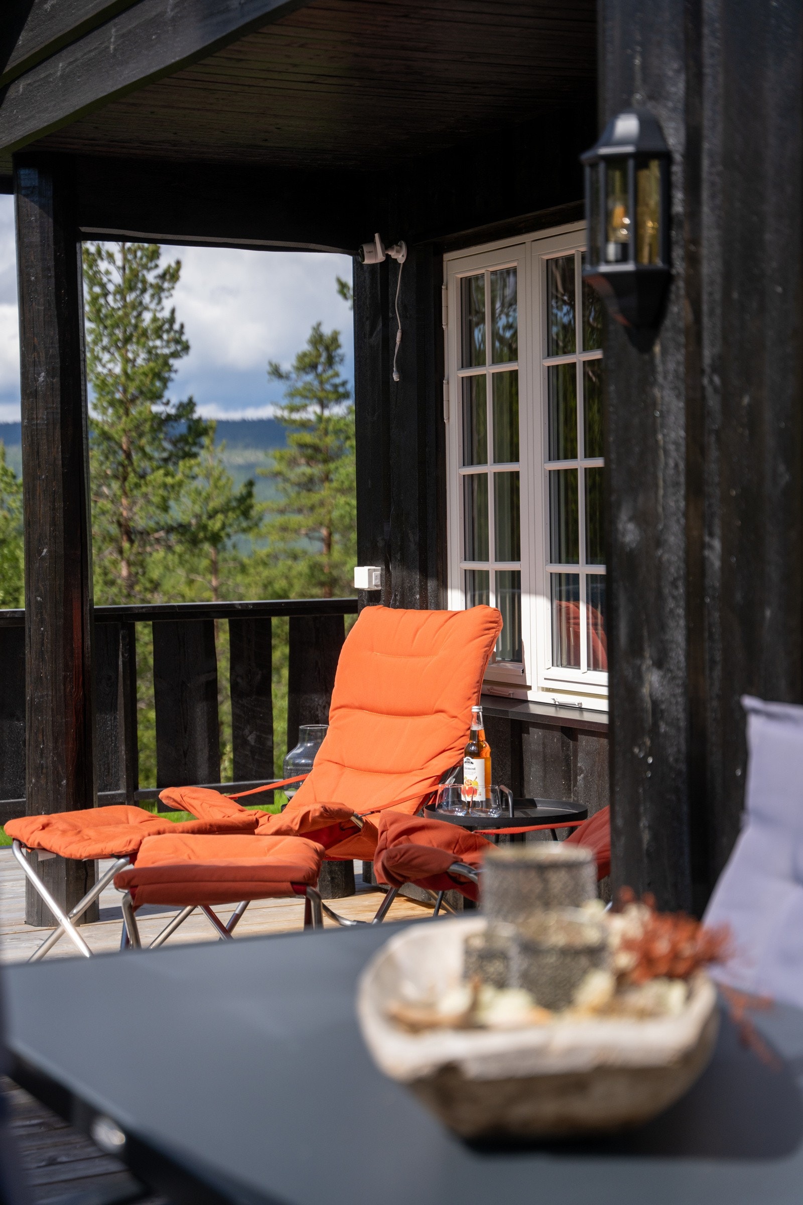 Terrassen er delvis overbygget, og her kan solfylte dager nytes. Galleribilde