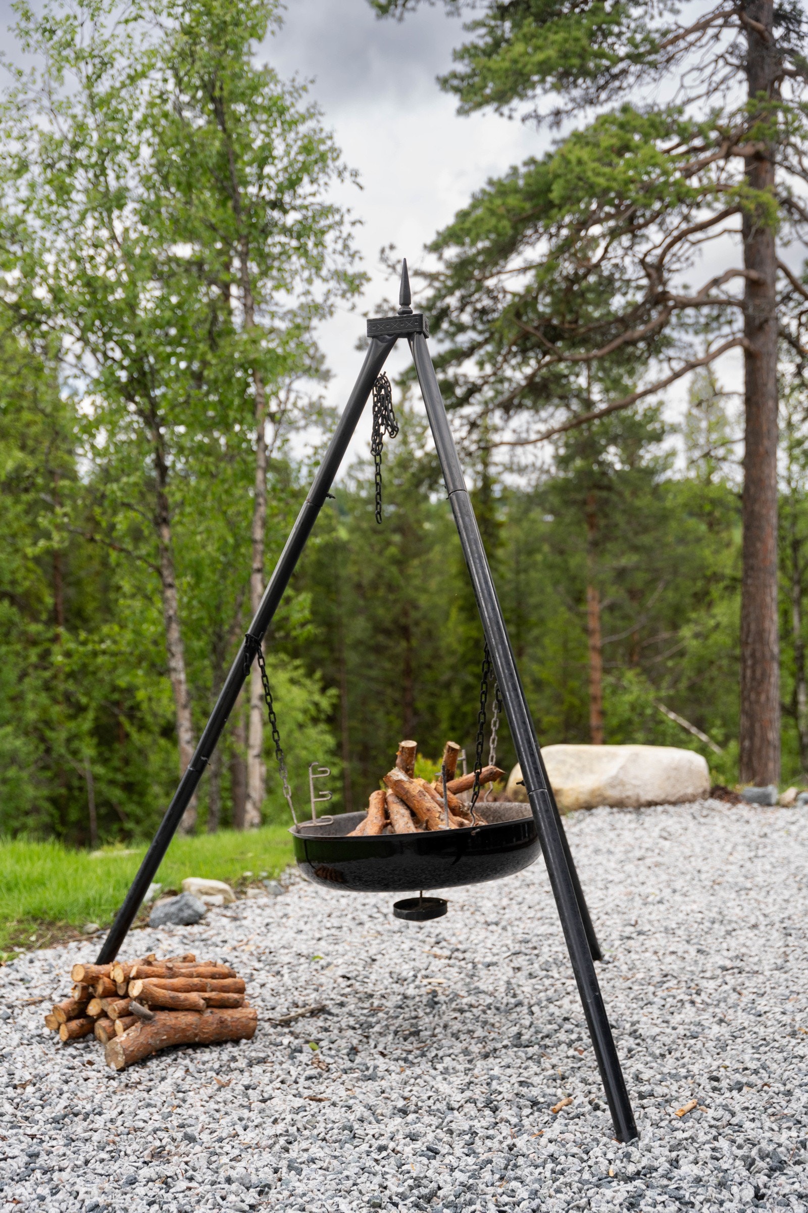 Pent opparbeidet uteområde med plass til bålpanne. Galleribilde