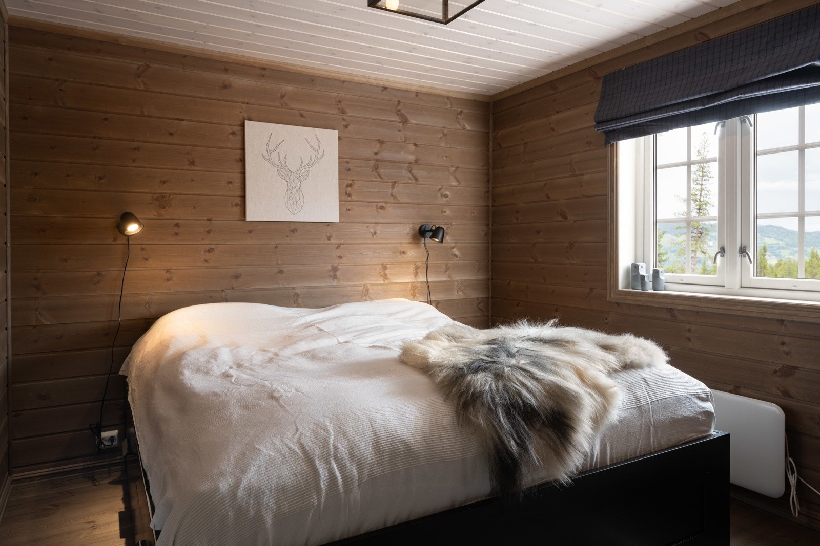 Hovedsoverommet har plass til dobbeltseng, nattbord og ønsket garderobeløsning. Galleribilde