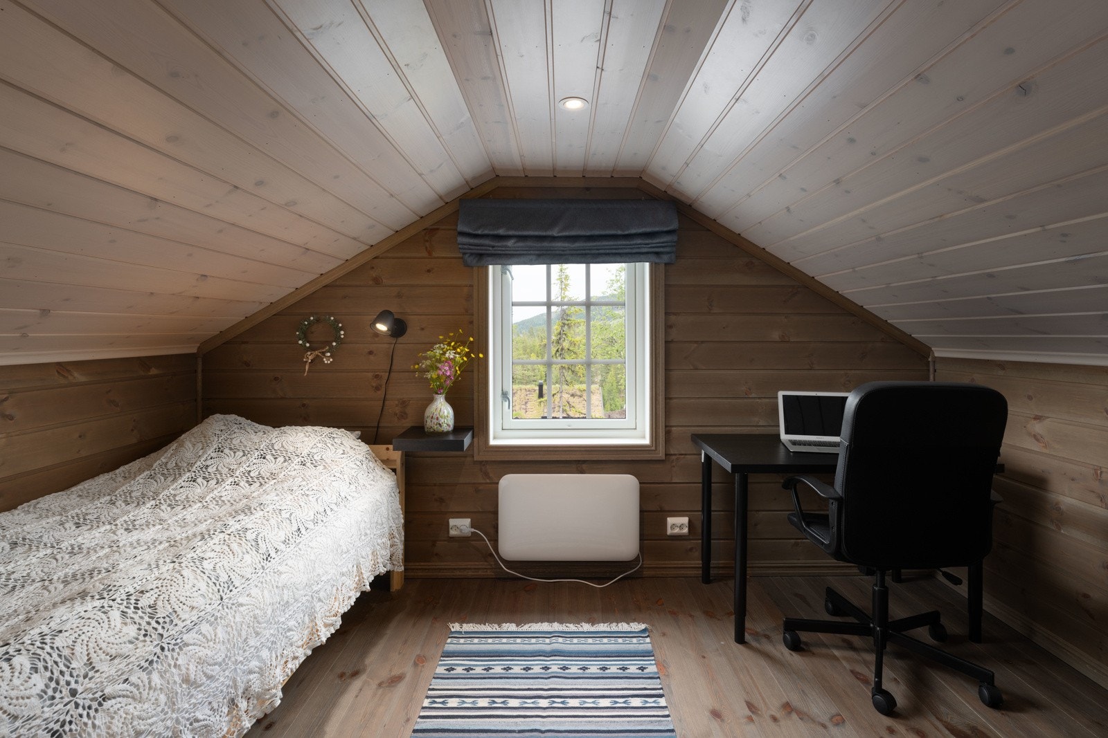 På hemsen er det i dag to hemsrom med skråtak som i dag er innredet som soverom. Begge rommene har god plass til både lagringsplass og dobbeltseng. Galleribilde