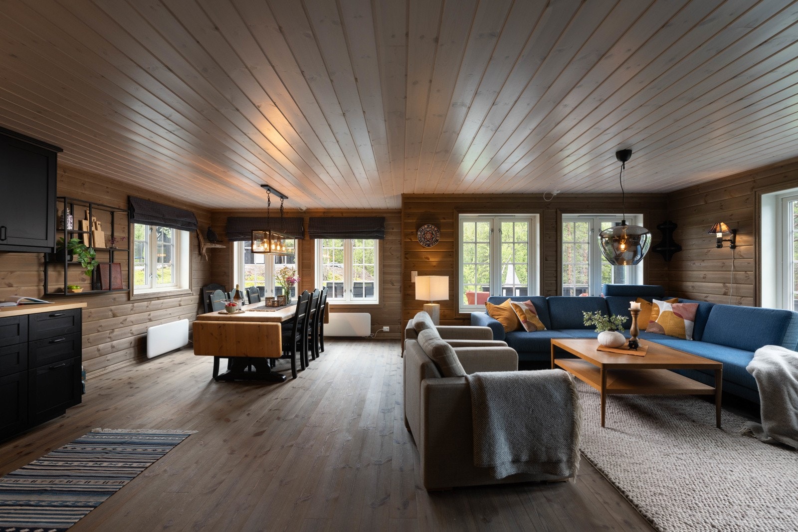 Stor åpen stue med store vinduer som slipper inn naturlig lys. Stuen har god plass til ønsket møblering Galleribilde