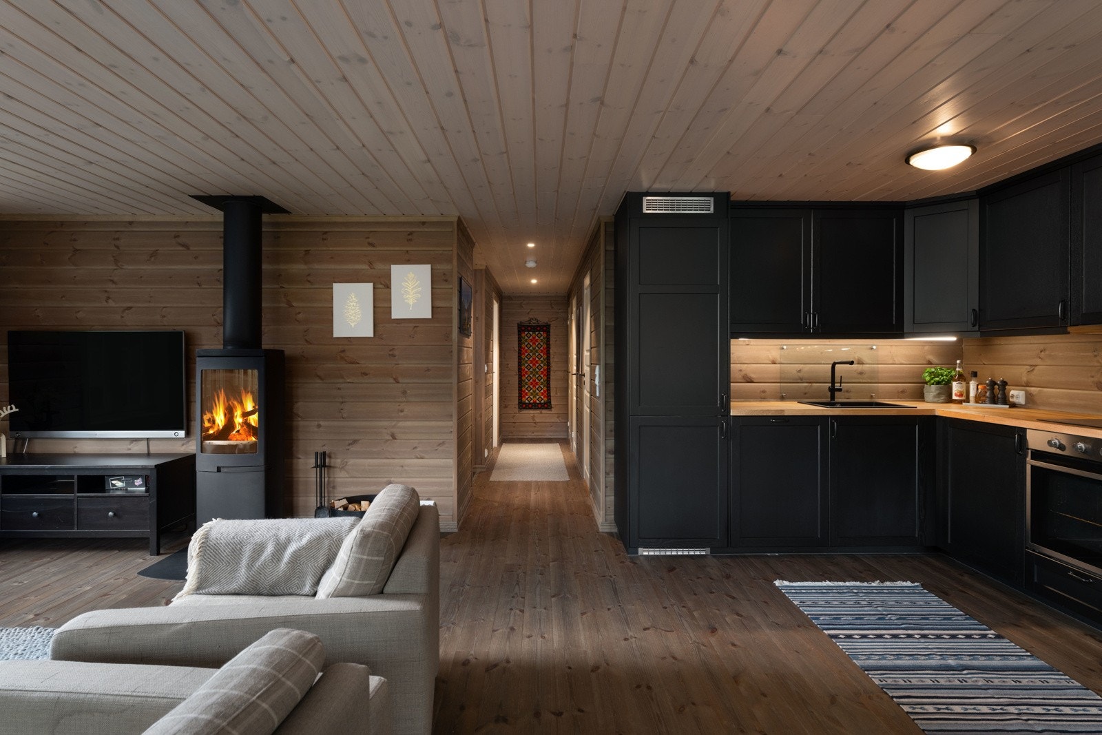 Kjøkken, spisestue, stue i åpen løsning. Galleribilde