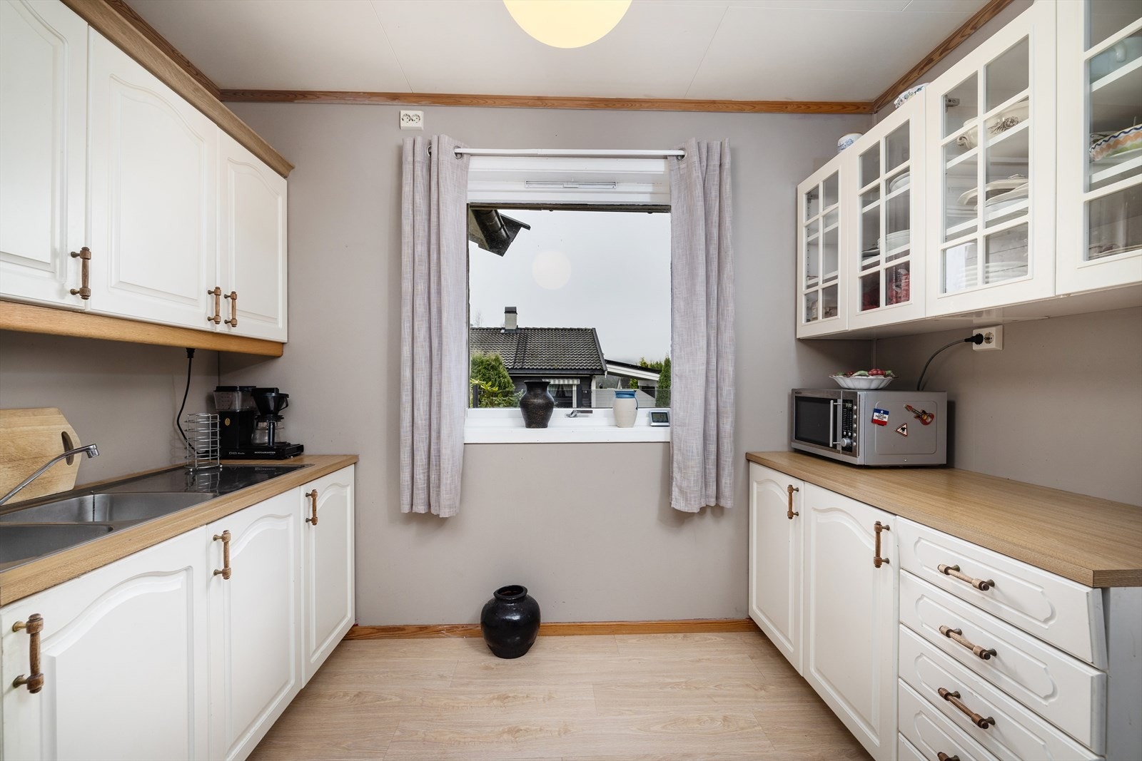 Kjøkkenet er utstyrt med frittstående hvitevarer. Galleribilde