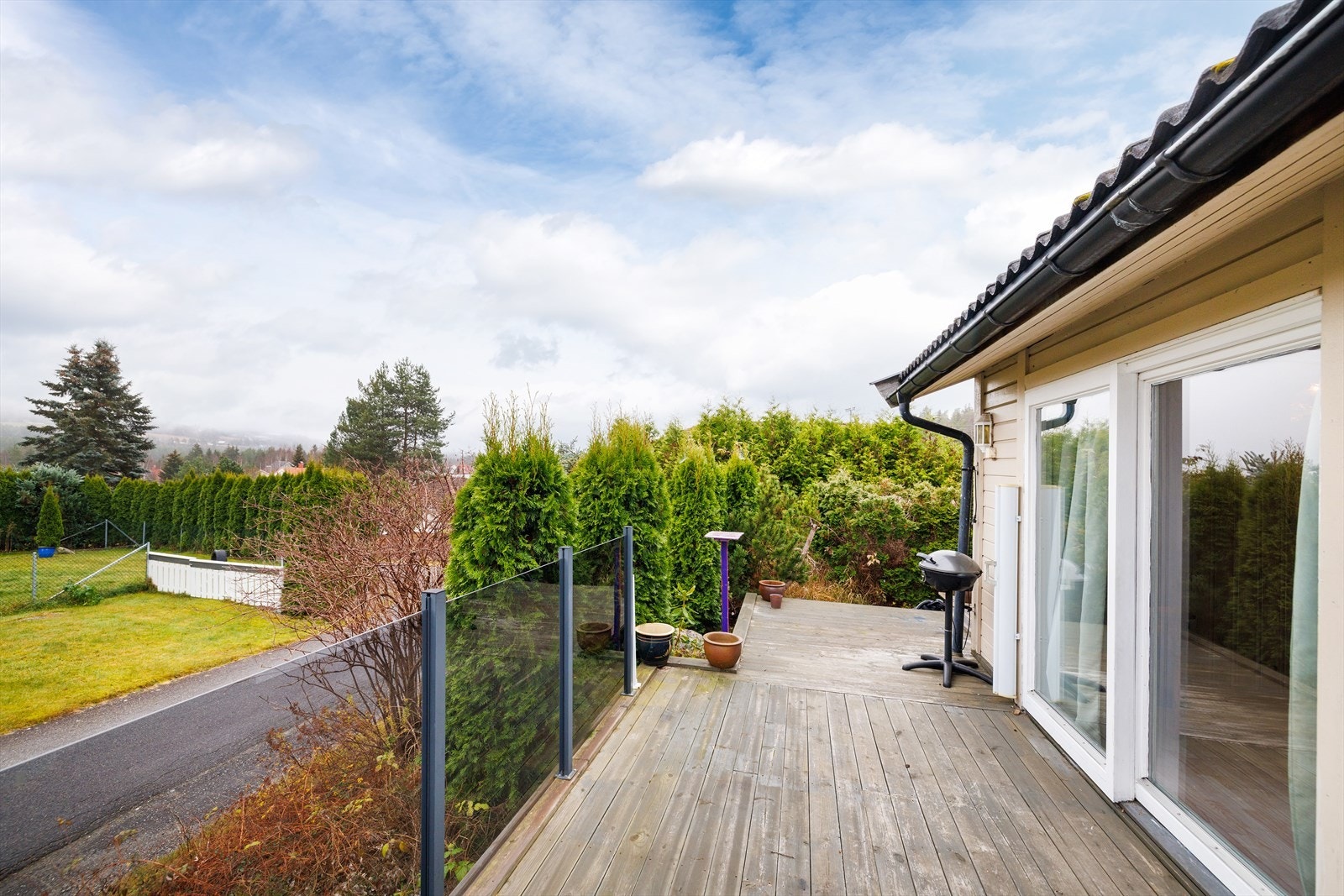 Sørøstvendt terrasse med generelt gode solforhold. Galleribilde