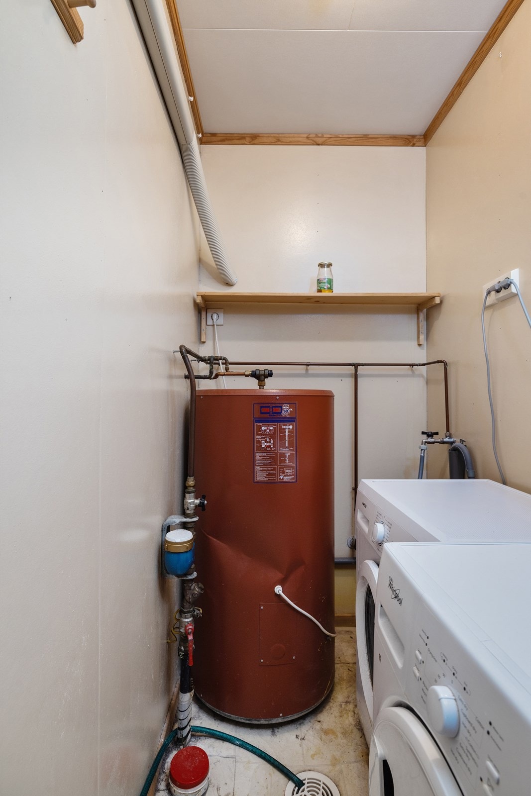 Teknisk rom med opplegg for vaskemaskin. Galleribilde