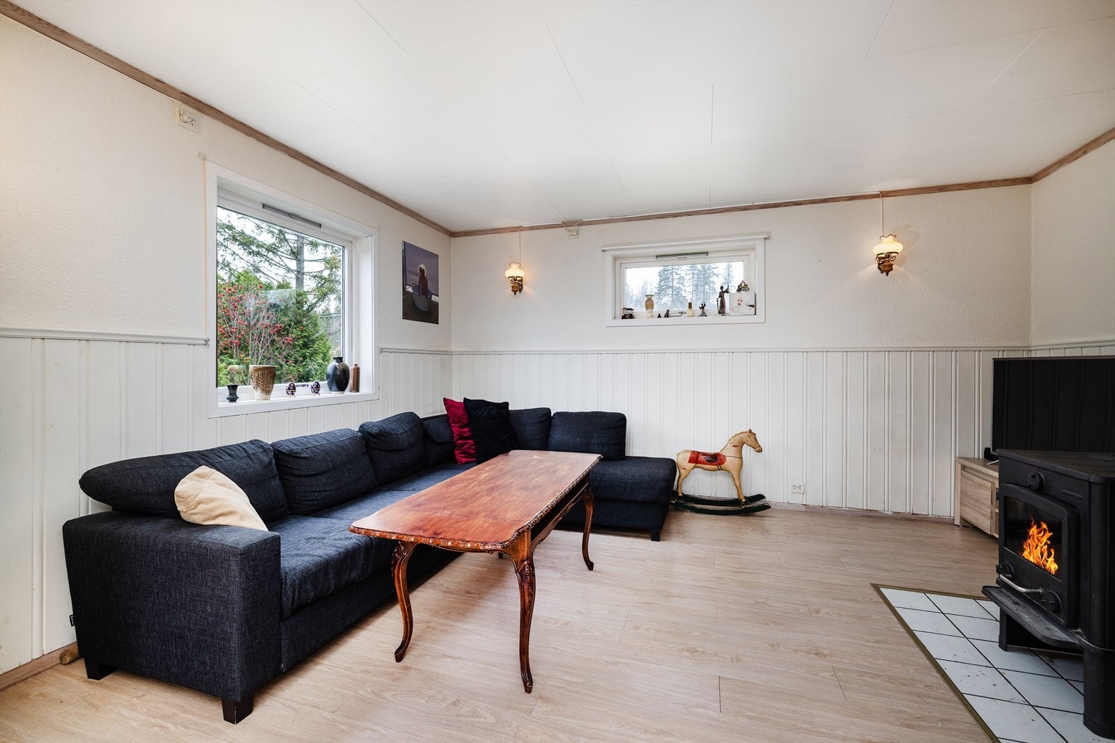 Stuen er utstyrt med varmekabler i gulv i tillegg til peisovn. Galleribilde