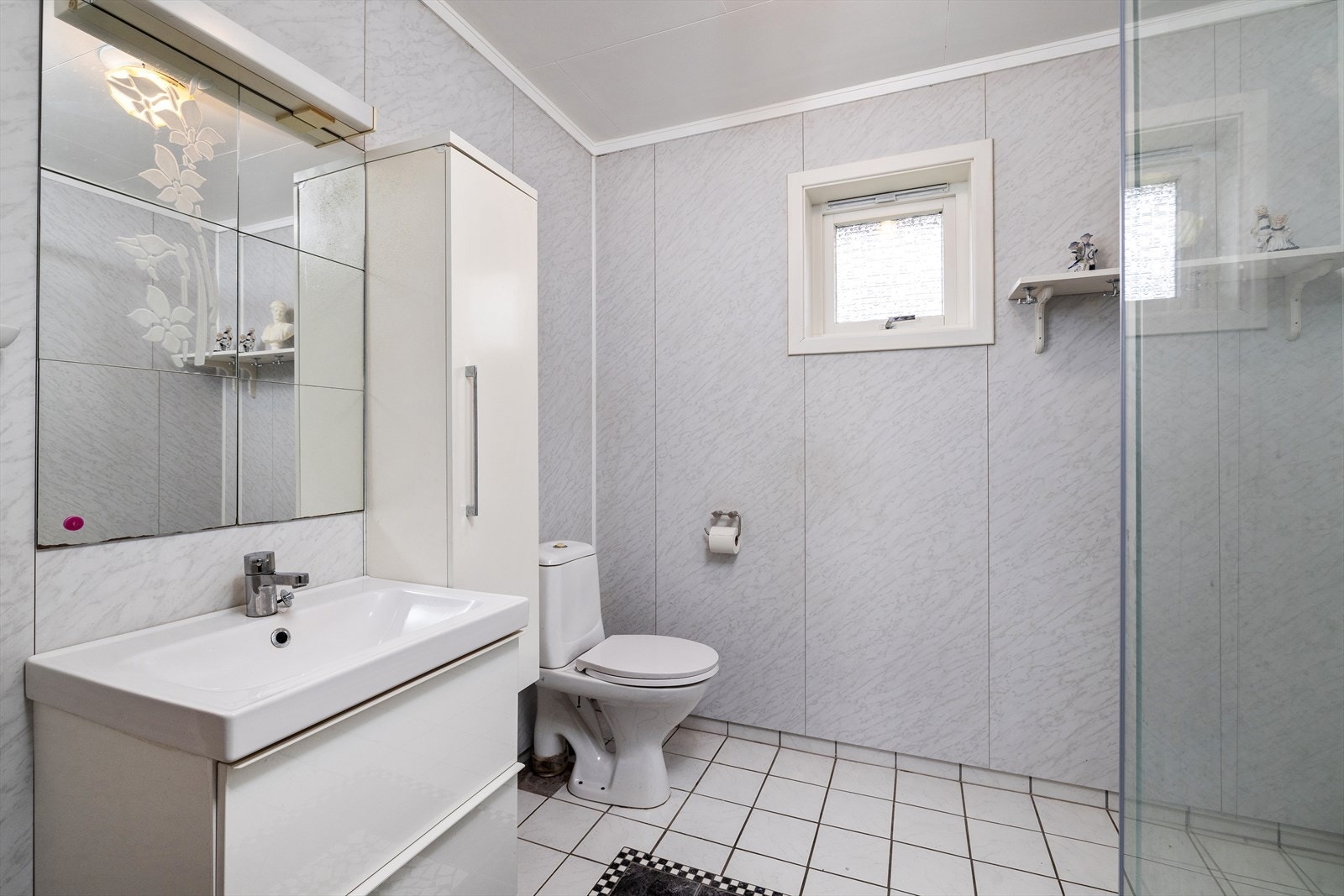 Baderom med varmekabler i flislagt gulv. Galleribilde