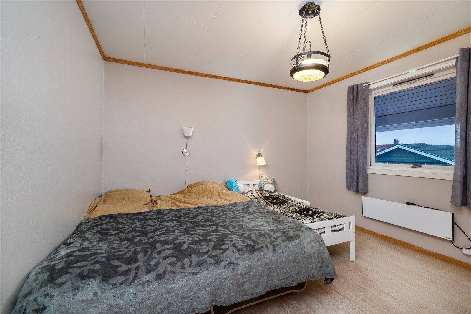 Romslig hovedsoverom med god plass til dobbeltseng. Galleribilde