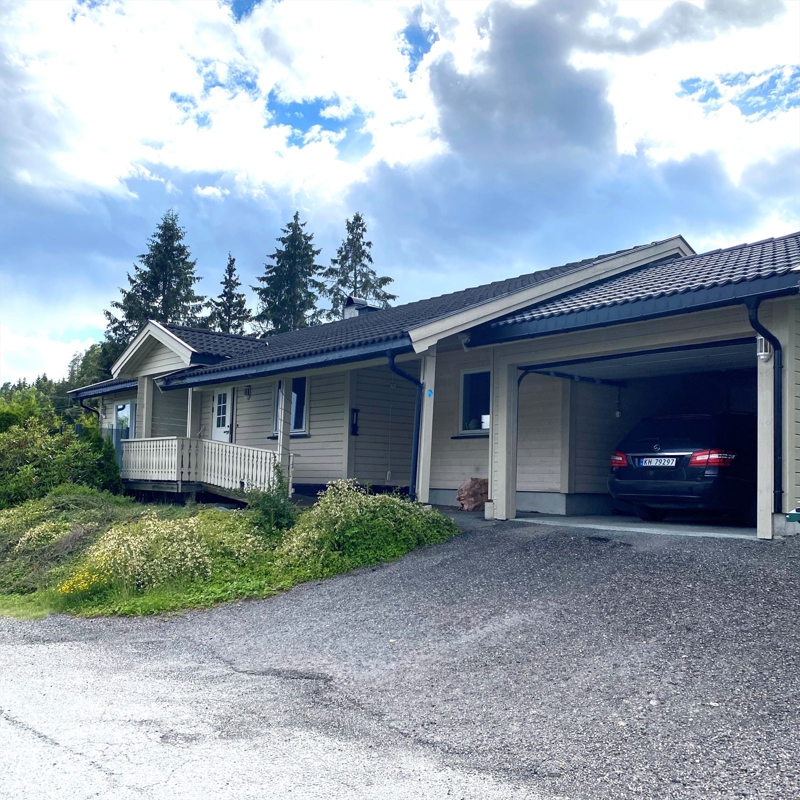 Romslig eiertomt på litt over 1 mål (bilde tatt av selger). Galleribilde