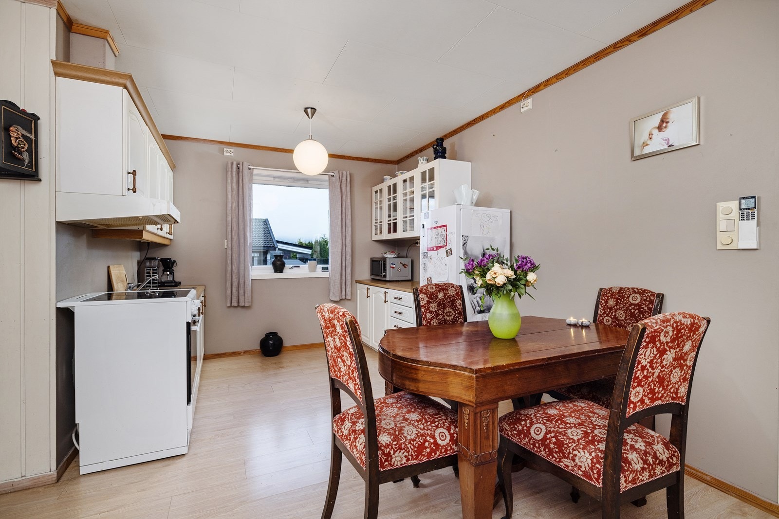 Kjøkken med god skap- og benkeplass. Galleribilde