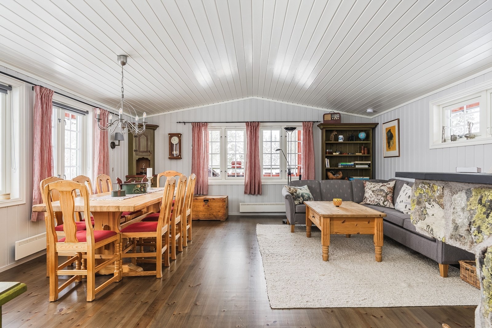 Stuen er det naturlige oppholdsrommet i hytta, og er et stort, lyst og fint rom for både avkobling og hygge. Galleribilde