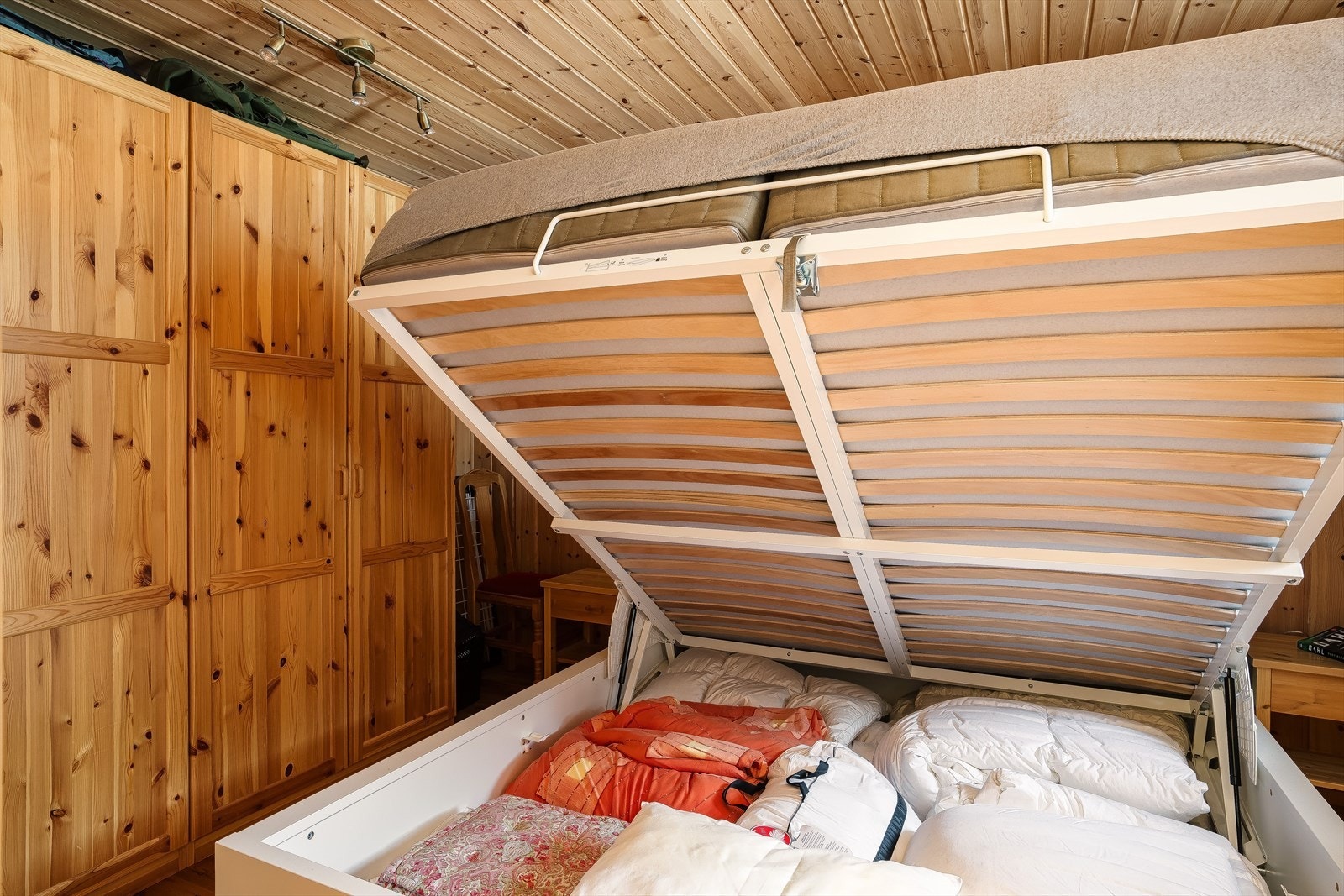 Det er også smart lagringsplass under sengen som står der i dag. Galleribilde