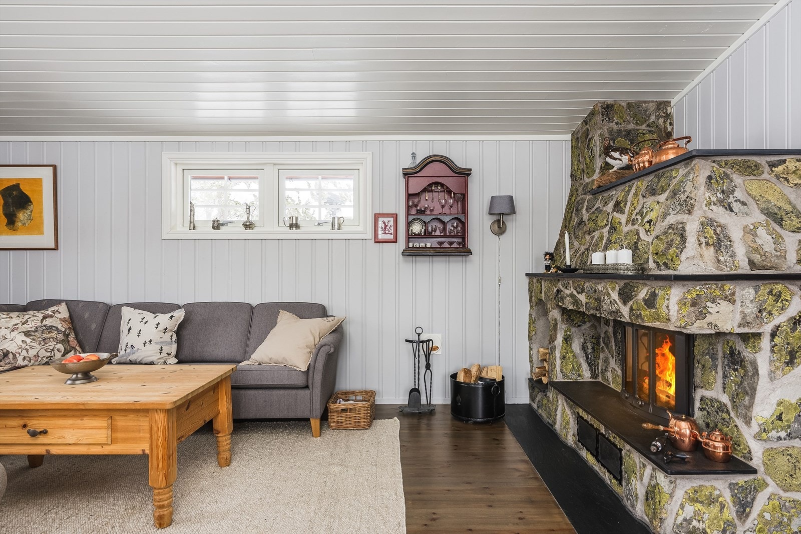 I hjørnet av stuen er det en flott peis med peisinnsats. Peisen lagd av dyktig lokal med stein fra Eggen brødrene. Galleribilde