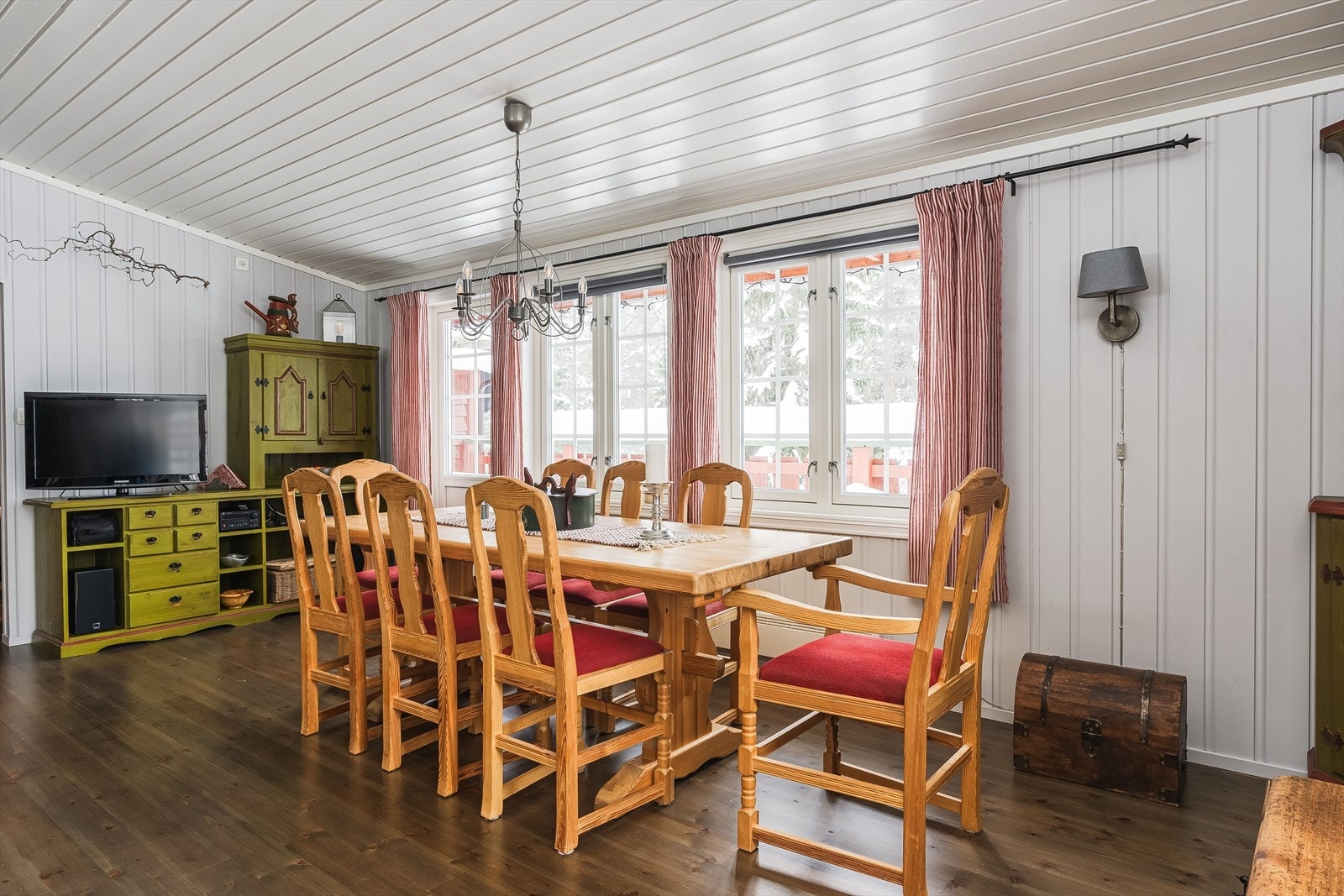 Stuen er romslig med god plass til både sofagruppe med salongbord og et stort spisebord. Galleribilde