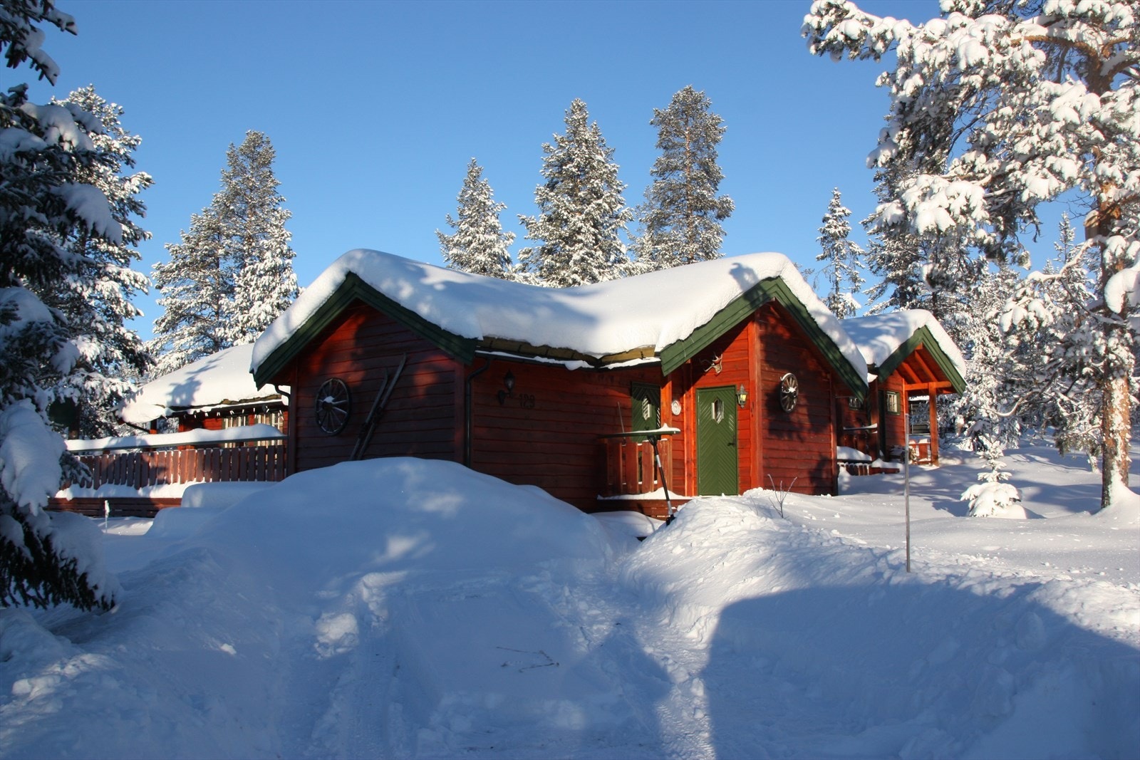 Hytta har en usjenert og god beliggenhet høyt i terrenget ca. 642 moh. og innerst i veien inntil friareal. (selgers private bilde) Galleribilde