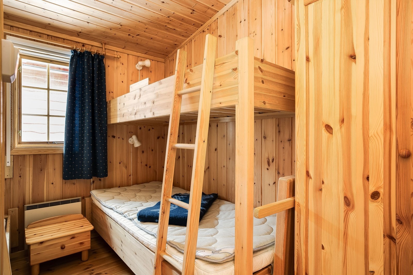 På soverommet er det også oppbevaringsplass i medfølgende garderobeskap. Galleribilde