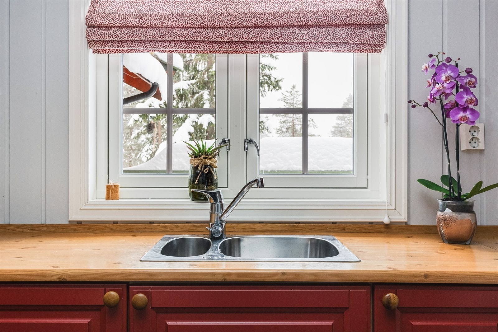 Over kjøkkenbenken er det et fint vindu som slipper inn naturlig arbeidslys. Galleribilde