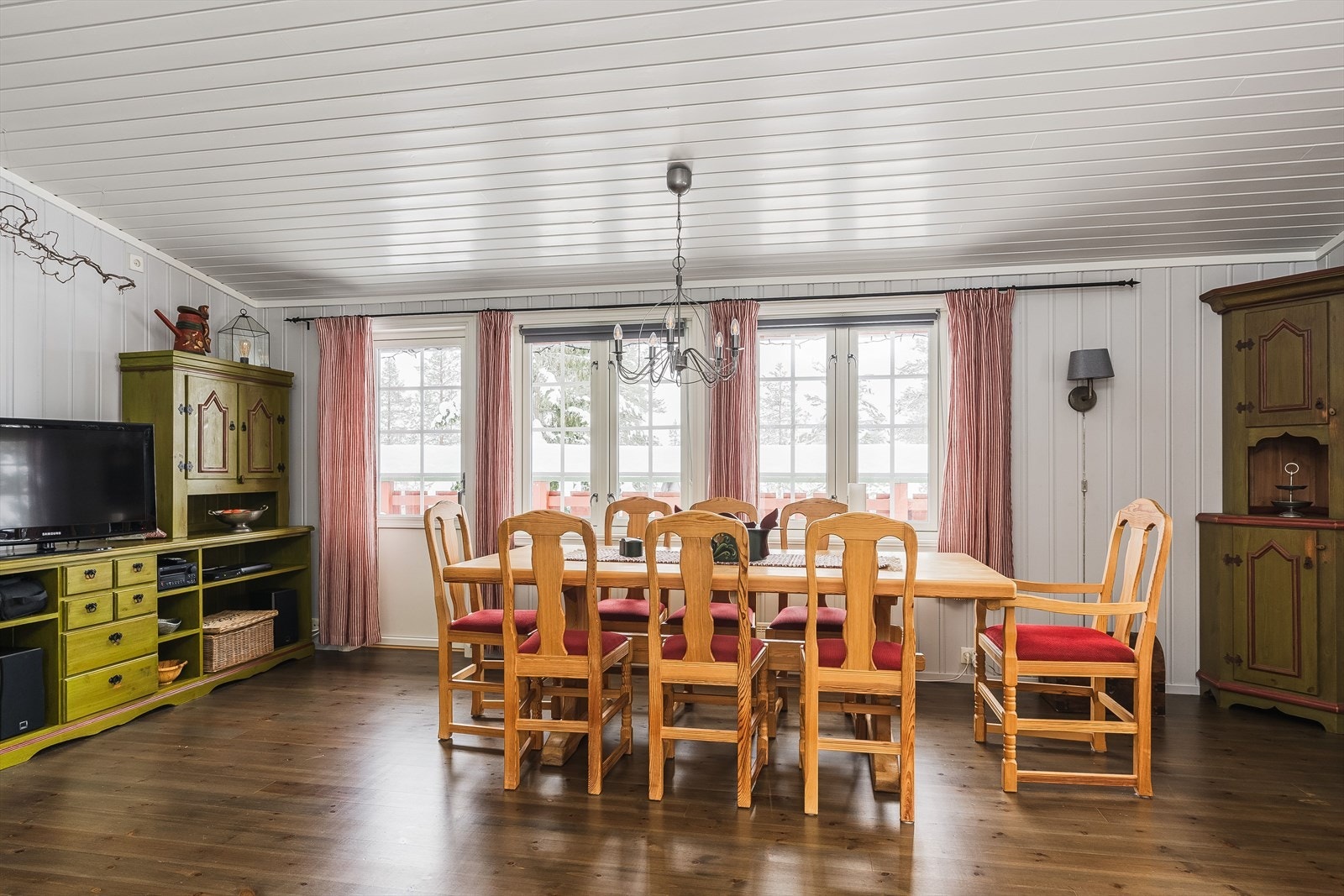 Stuen har flere fine vindusflater som slipper inn rikelig med naturlig lys. Alle vinduene i hytta (bortsett fra soverom og bad) var nye i 2019. Galleribilde