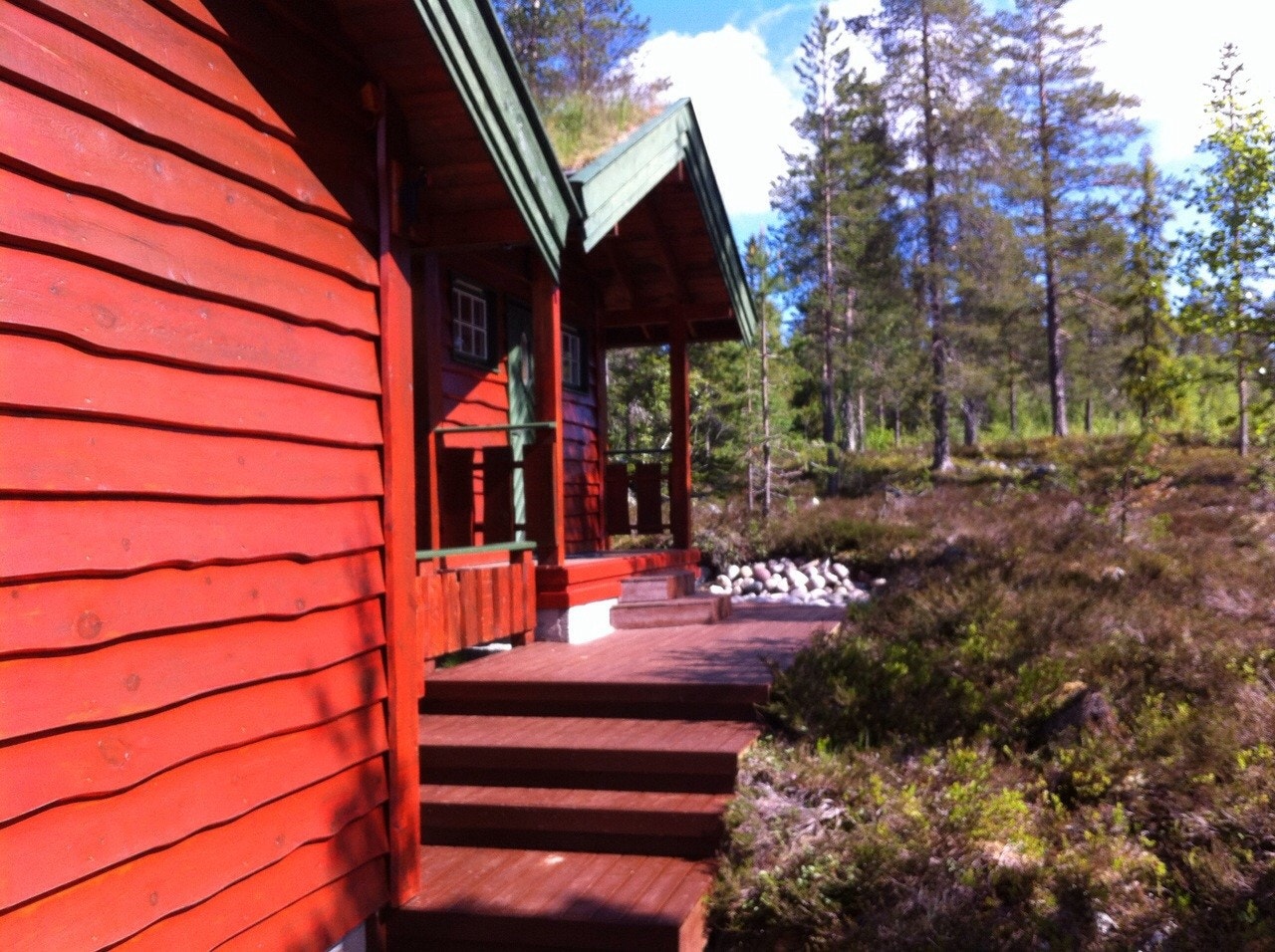 Annekset har overbygget inngangsparti og terrasseplatting utenfor. (selgers private bilde) Galleribilde