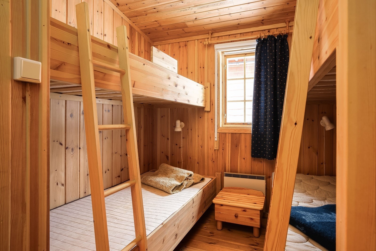 Soverom 2 er godt utnyttet med to køyesenger som gir hele 4 sengeplasser på dette rommet. Galleribilde