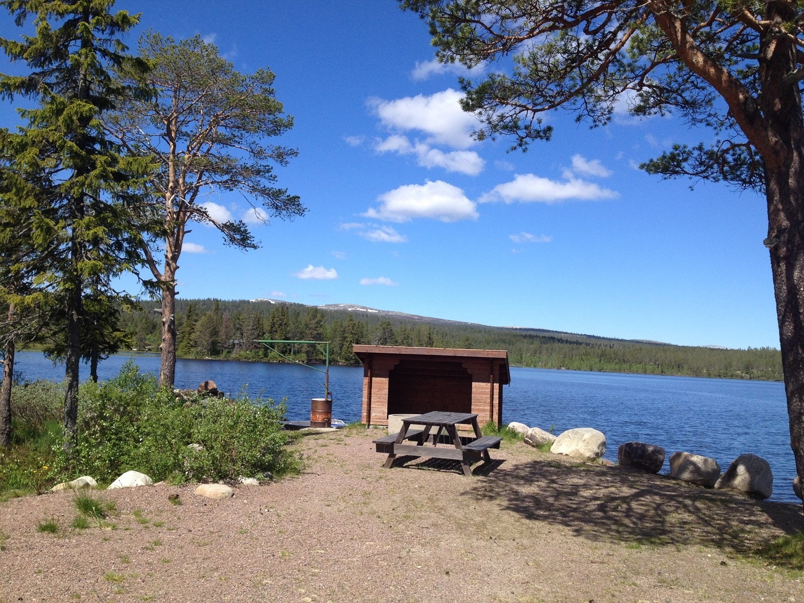 Fjellverden Øst er et populært hytteområde for helårsbruk. Eltsjøen og elva nedenfor hytteområdet er ypperlig for en dukkert på sommerstid. (selgers private bilde) Galleribilde