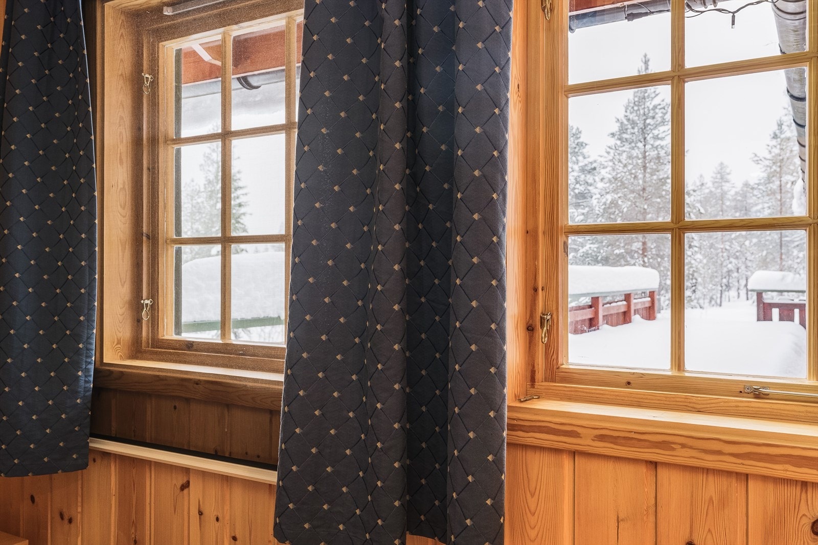 Det er montert praktisk rullegardin som gjør at du enkelt kan lufte uten at insekter kommer inn. Galleribilde