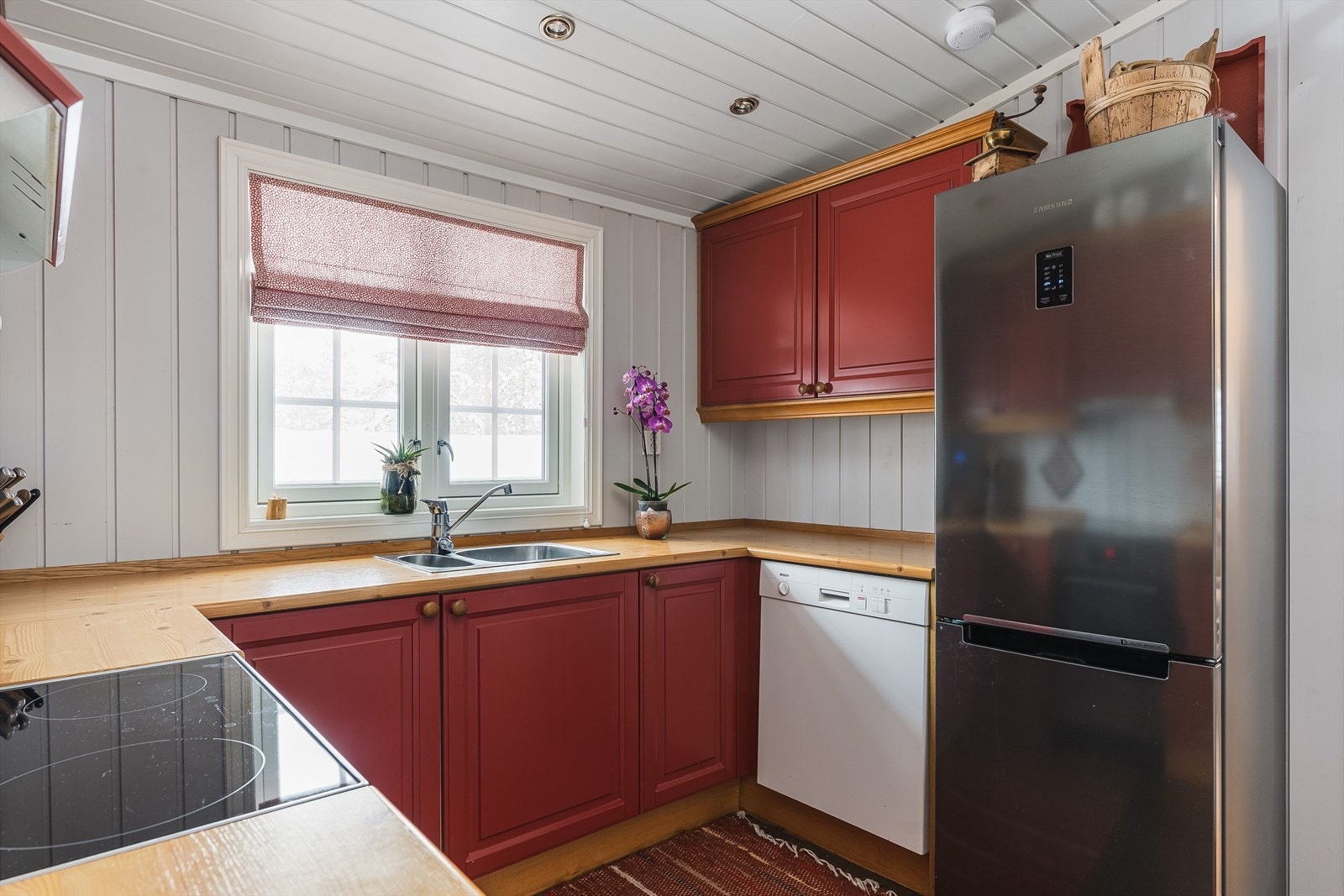 Kjøkkenet er praktisk plassert mellom entréen og stuen. God standard med tregulv, panel på veggene malt i 2019 og downlights i himlingen. Galleribilde