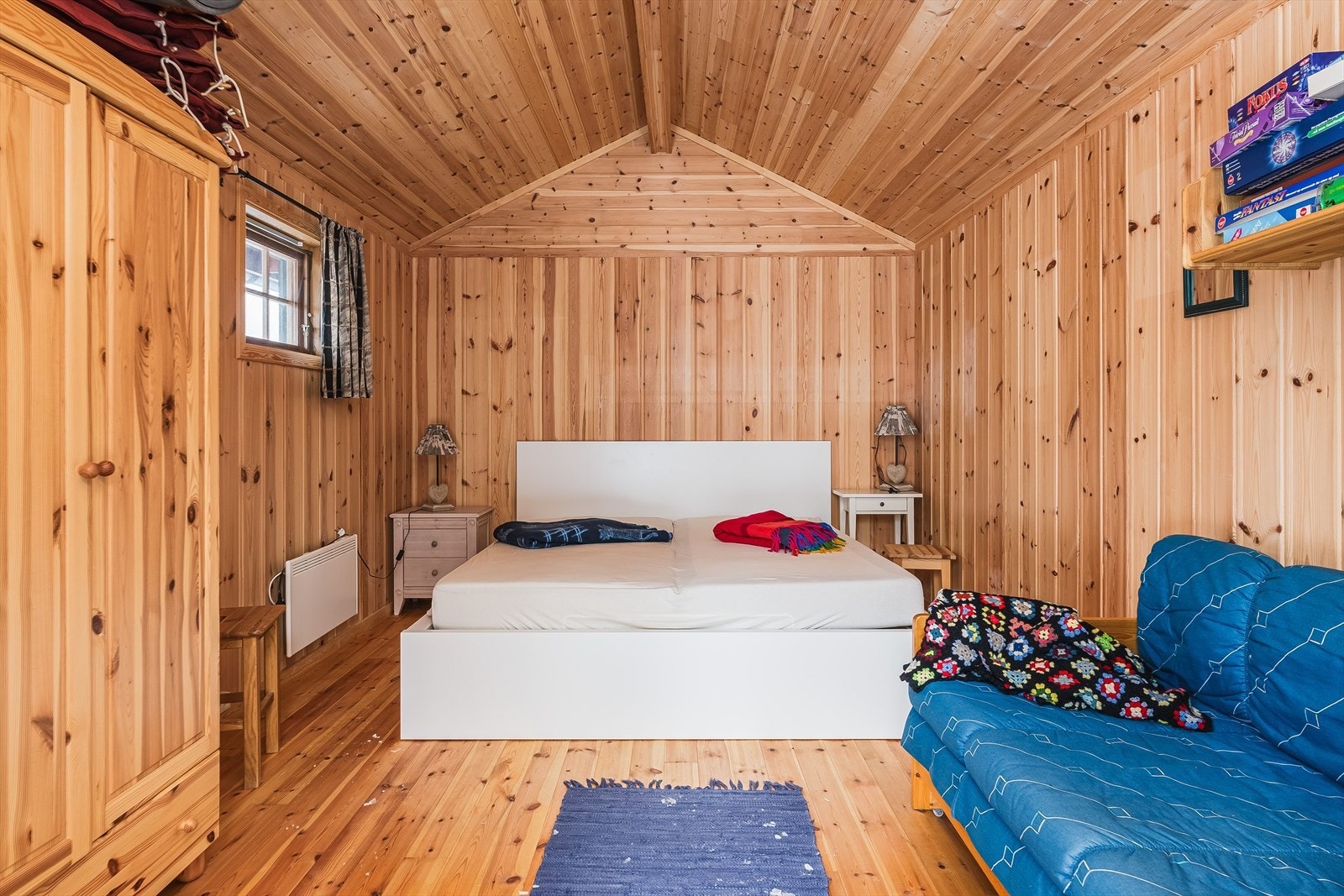 Annekset har tregulv, overflater med trepanel og innlagt strøm. Det gjøres oppmerksom på at rommet ikke er godkjent for varig opphold. Galleribilde