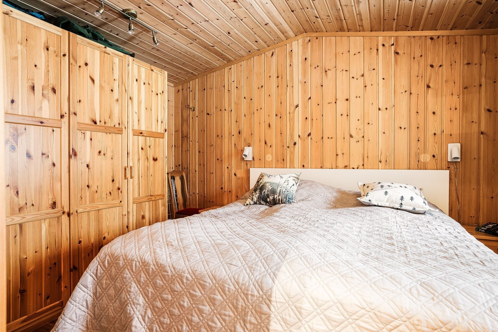 Soverom 1 er et koselig rom som i dag er innredet med en stor dobbeltseng. Det er god oppbevaringsplass i flere garderobeskap som medfølger i handelen. Galleribilde