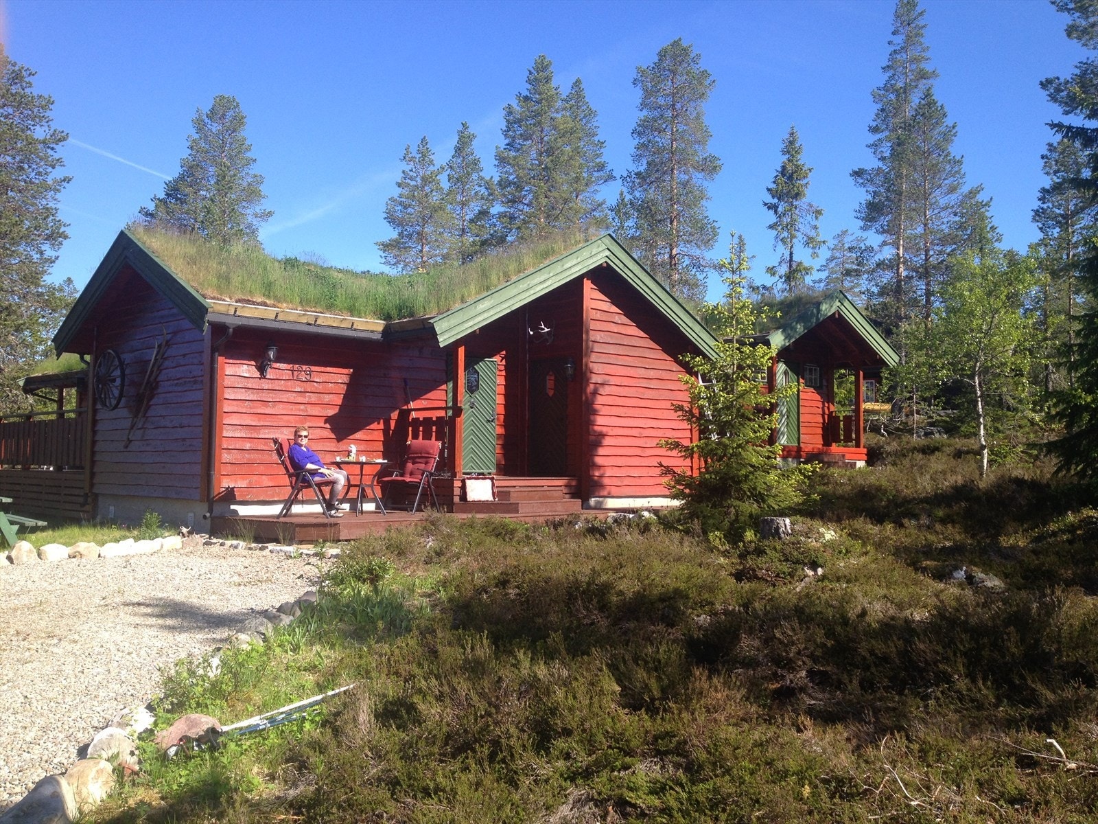 Ved inngangspartiet er det en koselig frokostplatting med deilig morgensol. (selgers private bilde) Galleribilde