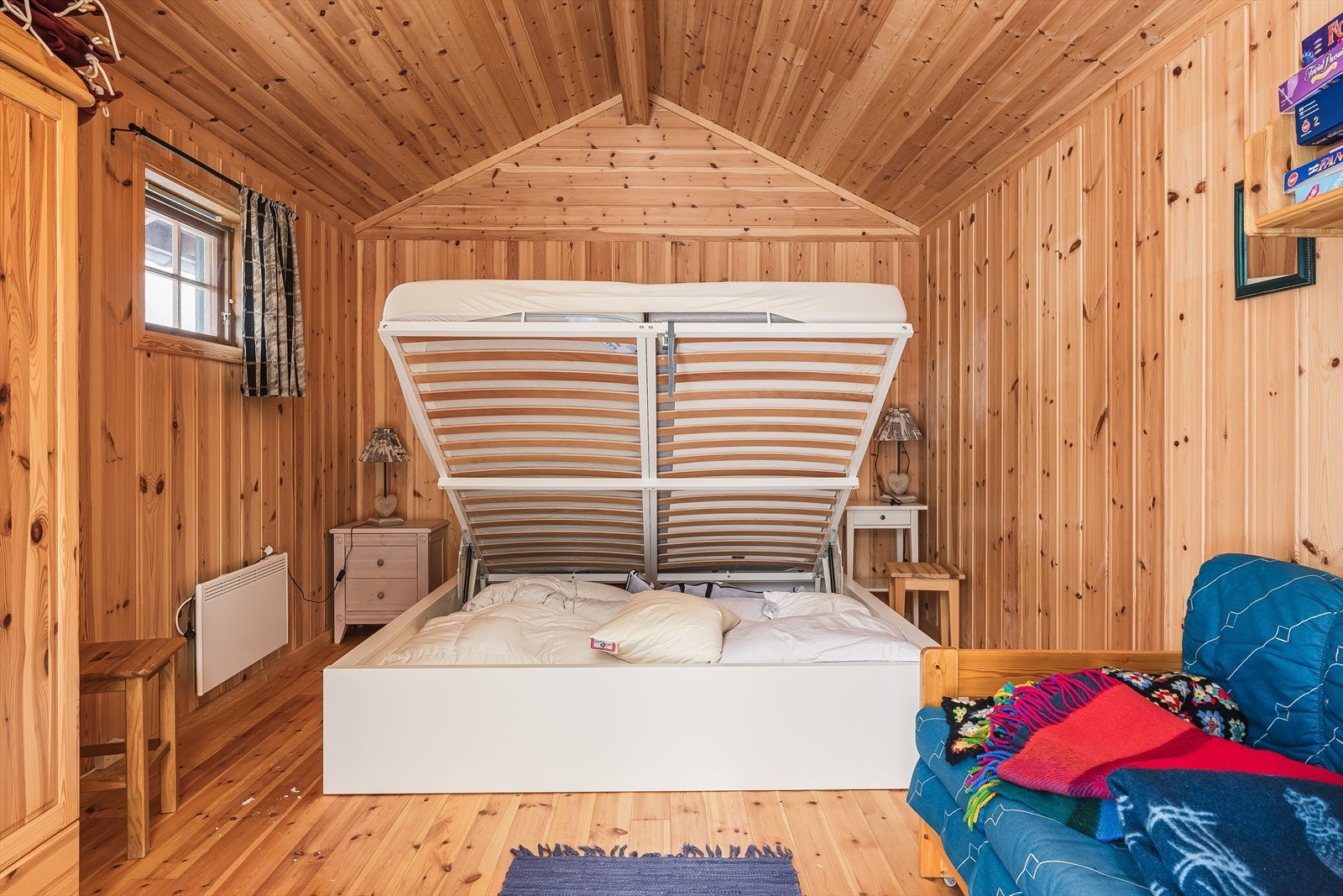 Rommet er i dag innredet med en stor dobbeltseng med lagringsplass under, tilhørende nattbord, en liten sofa og garderobeskap. Galleribilde