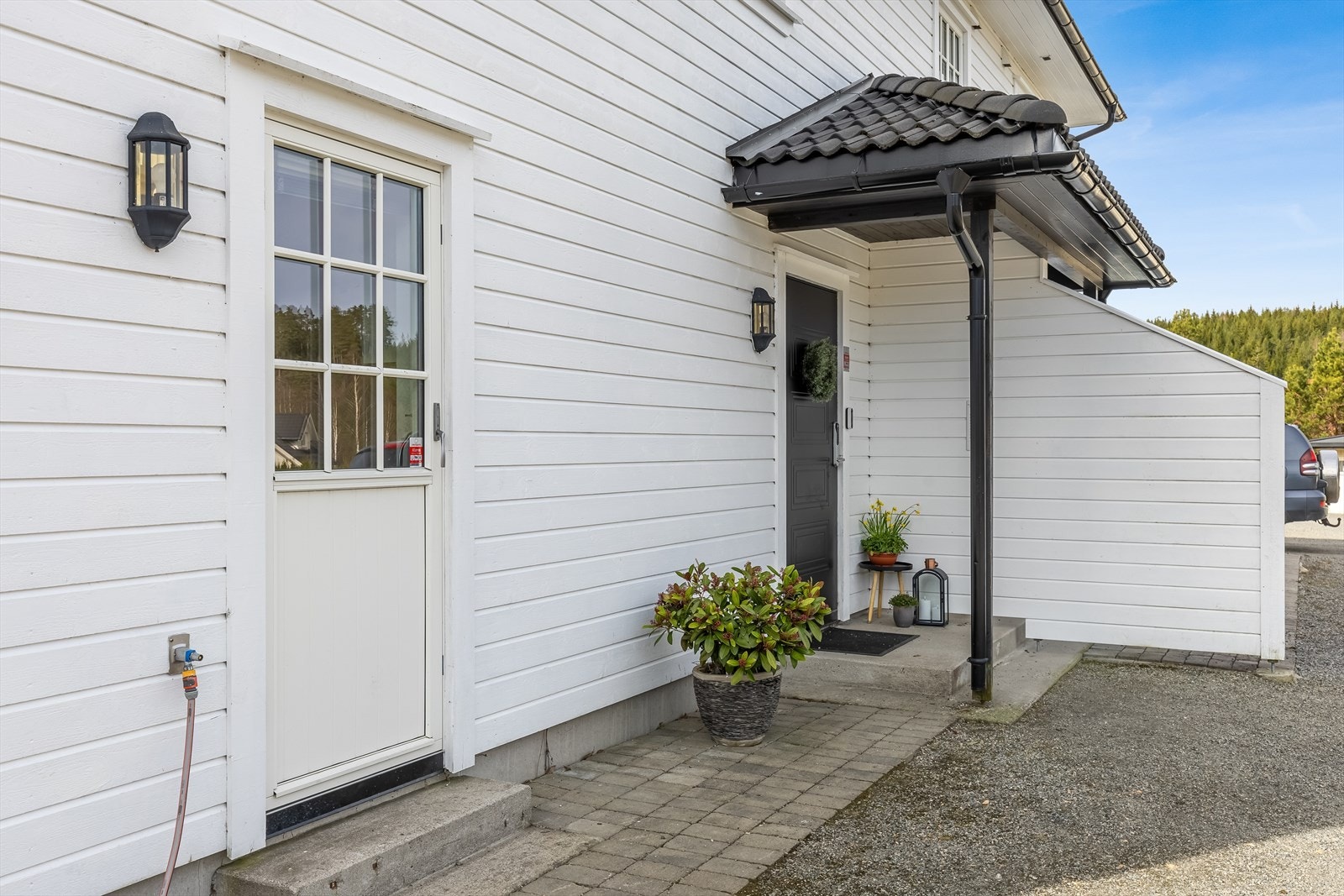 Inngangsparti og egen inngang til vaskerom Galleribilde