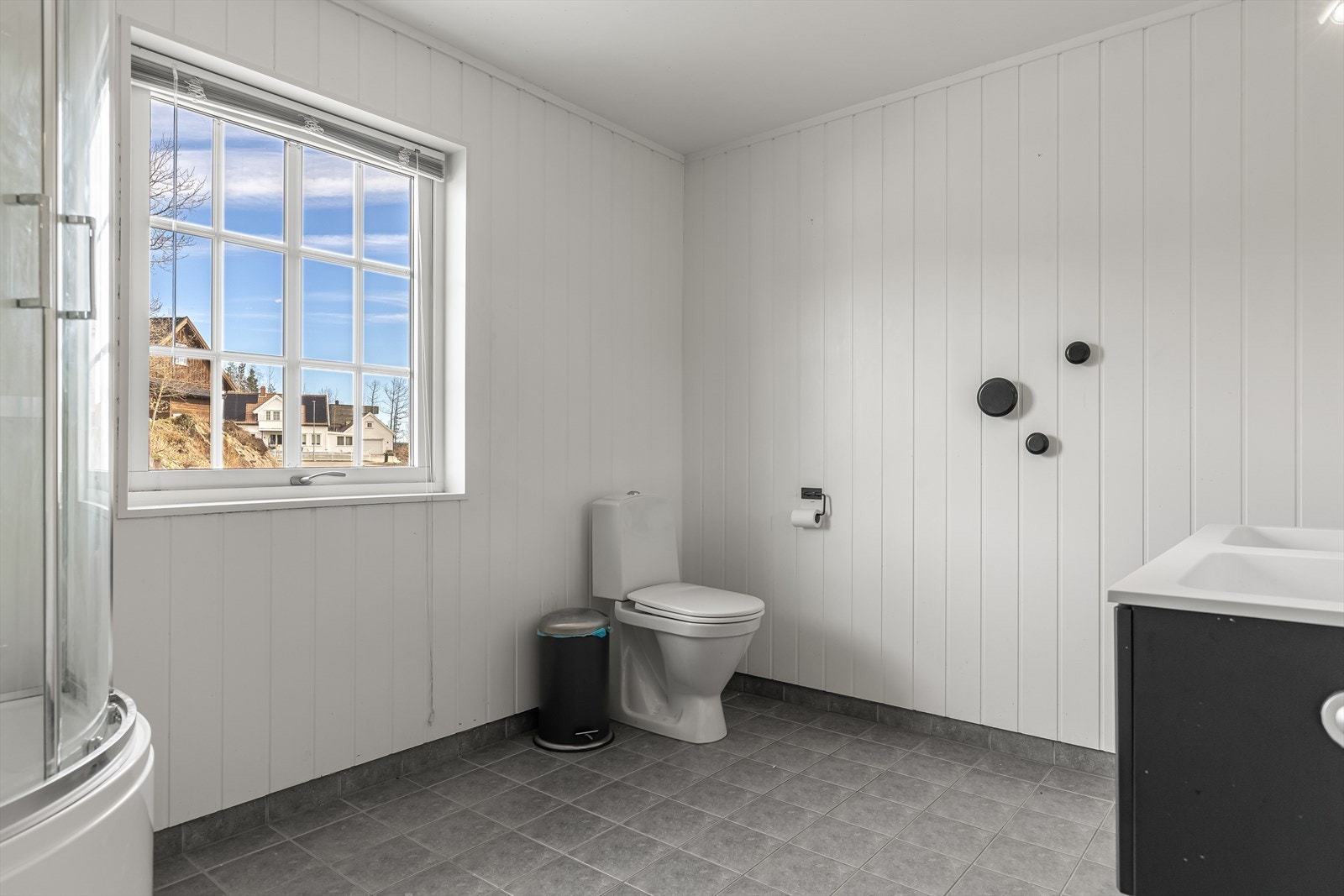 Romslig bad med standard toalett, dusjkabinett og servant. Vannbåren varme i gulv Galleribilde