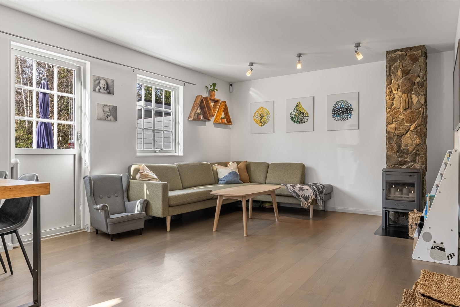 Det er utgang til platting fra stue Galleribilde