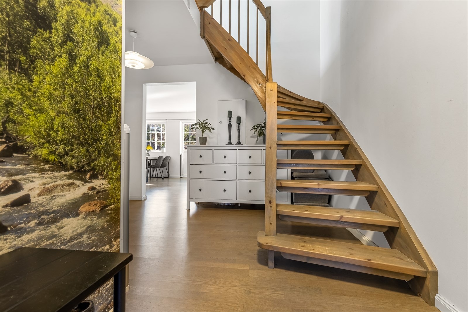 Lys og fin gang med trapp opp til 2. etasje Galleribilde