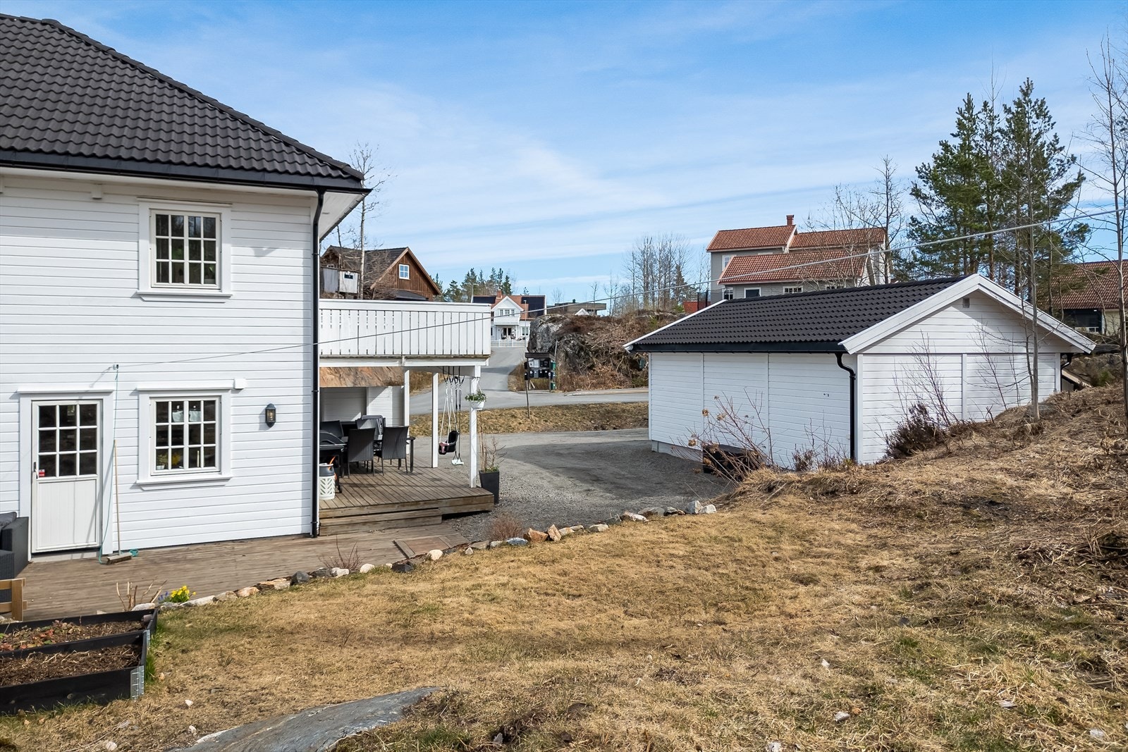 Romslig tun med god plass til biloppstilling Galleribilde