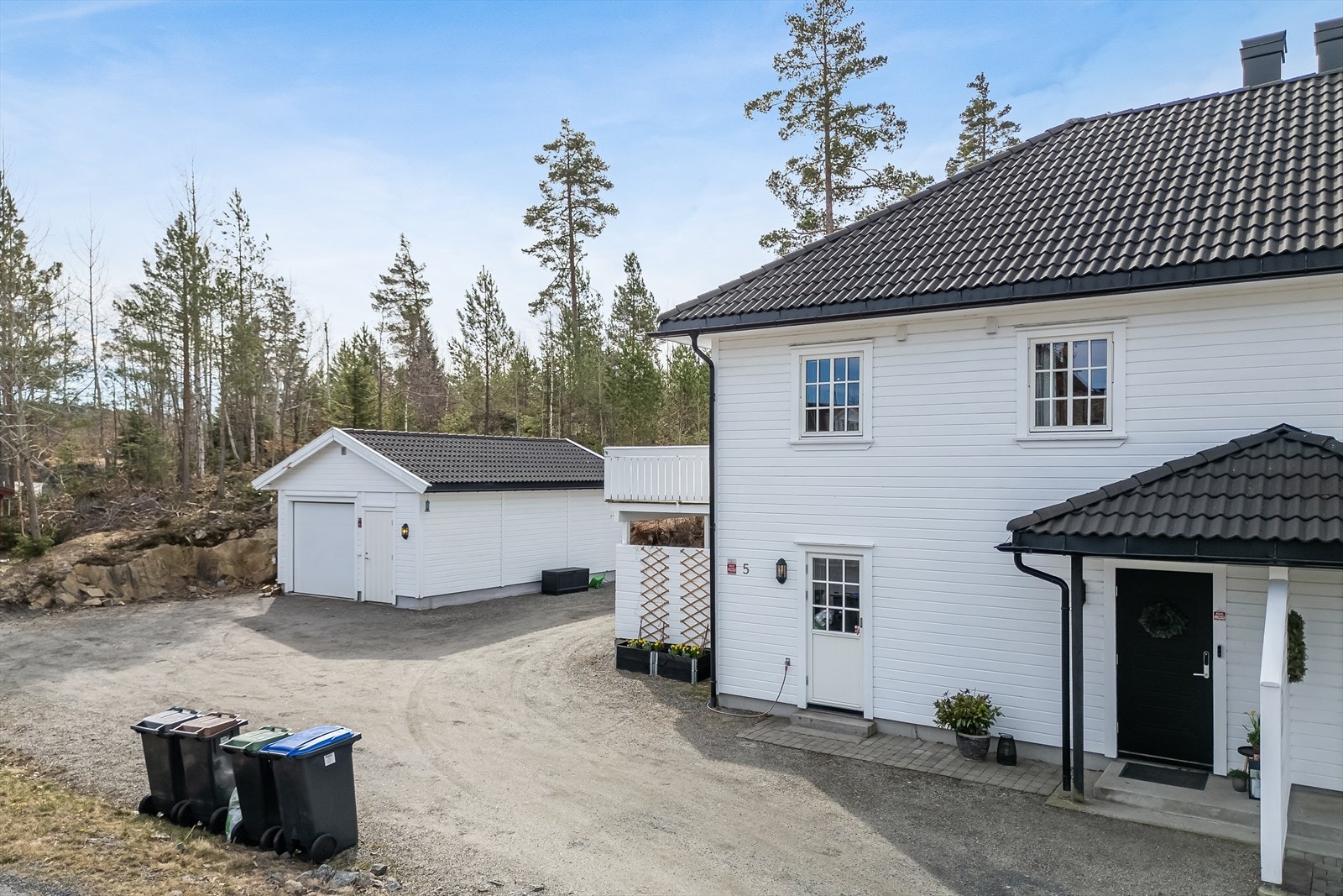 Frittstående garasje på tomten Galleribilde