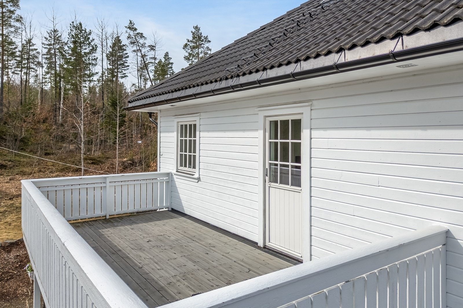 Det er utgang til balkong fra 2. etasje med god plass til sittegruppe Galleribilde