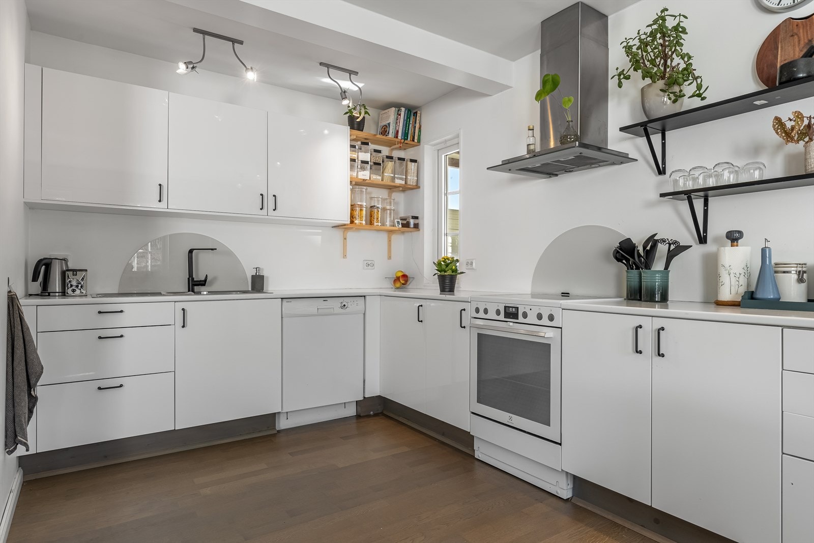 Kjøkkeninnredning med lyse fronter Galleribilde