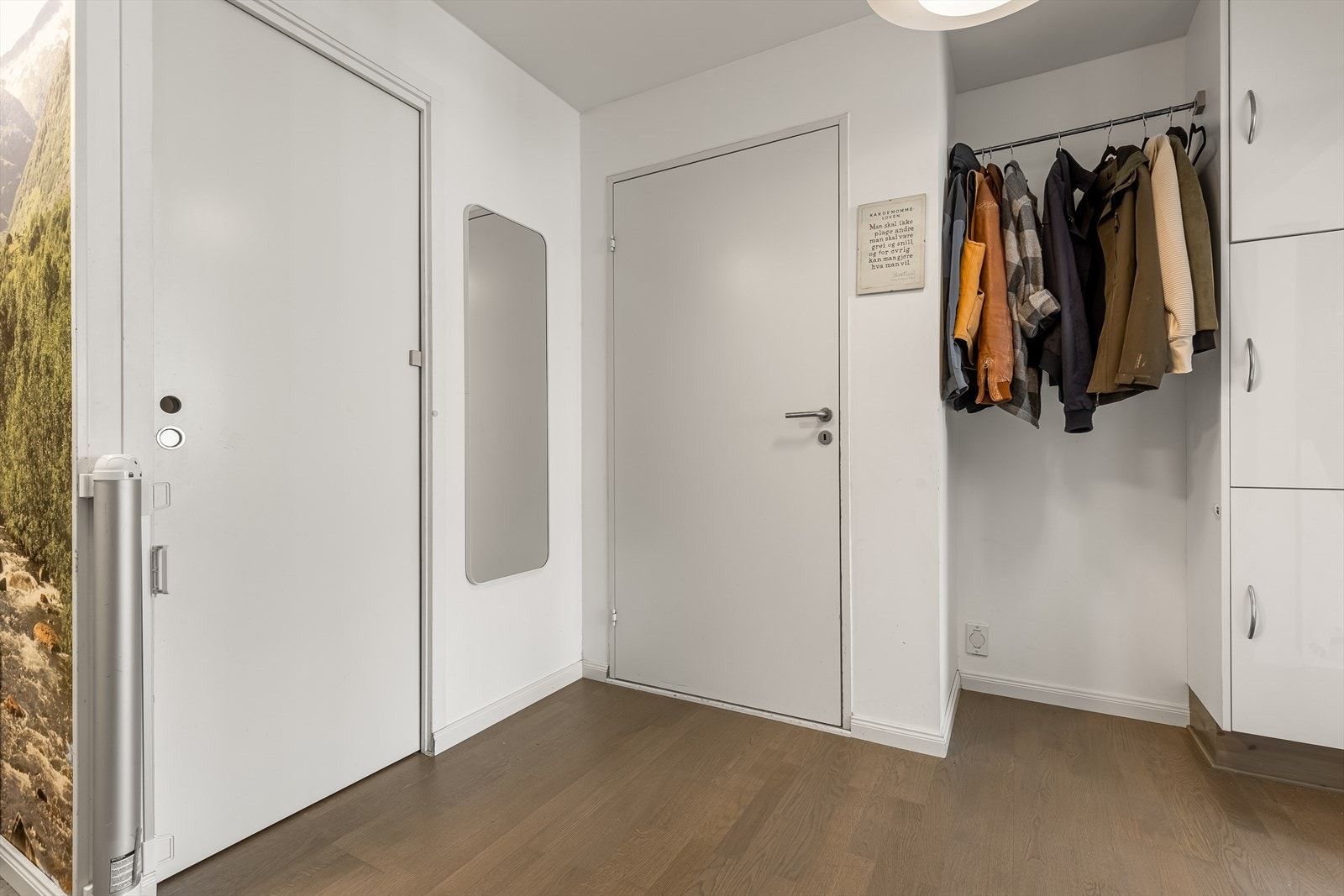 Gang i 1. etasje med adkomst til bod Galleribilde