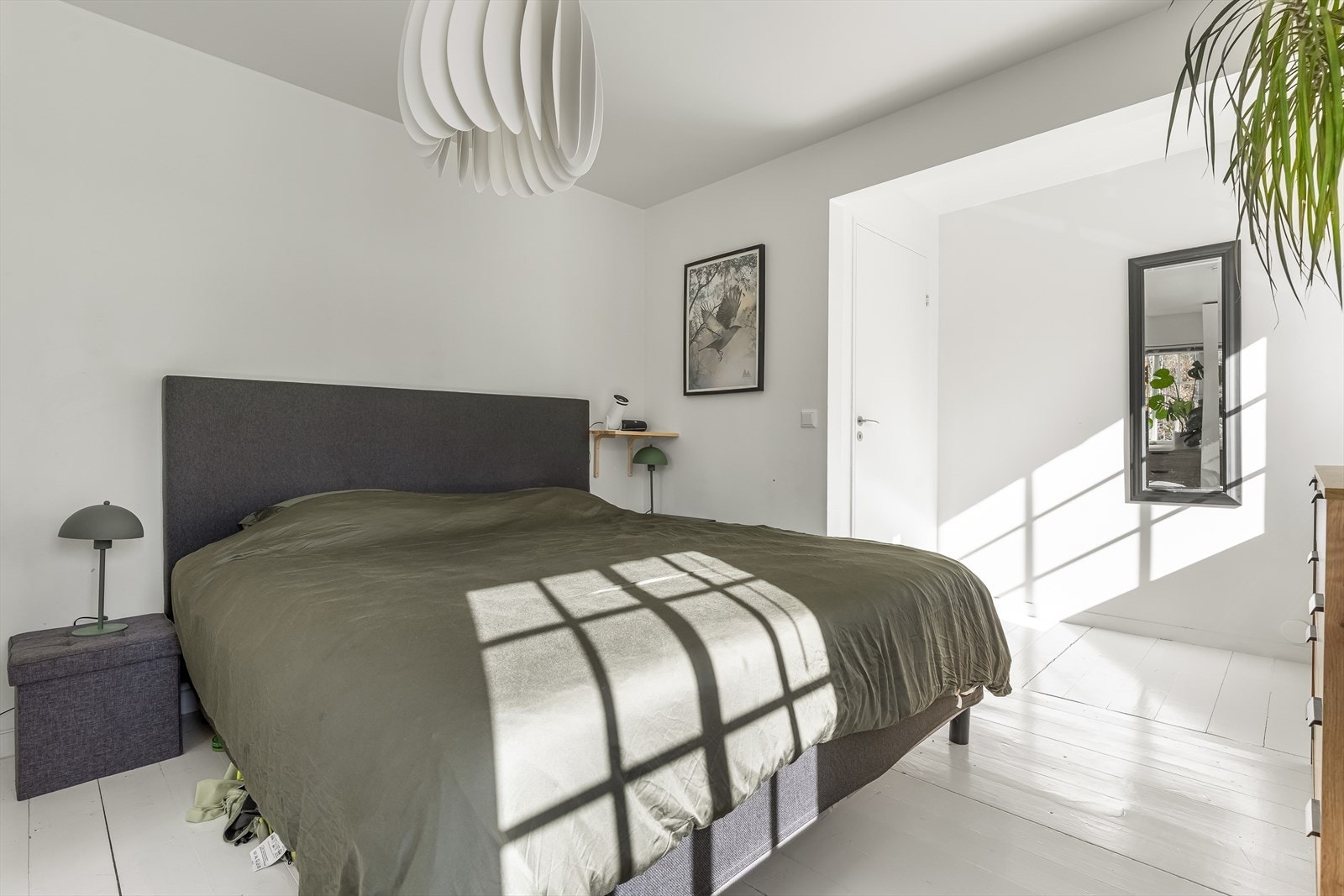 Rommet er av god størrelse og har god plass til garderobe og øvrig møblement Galleribilde